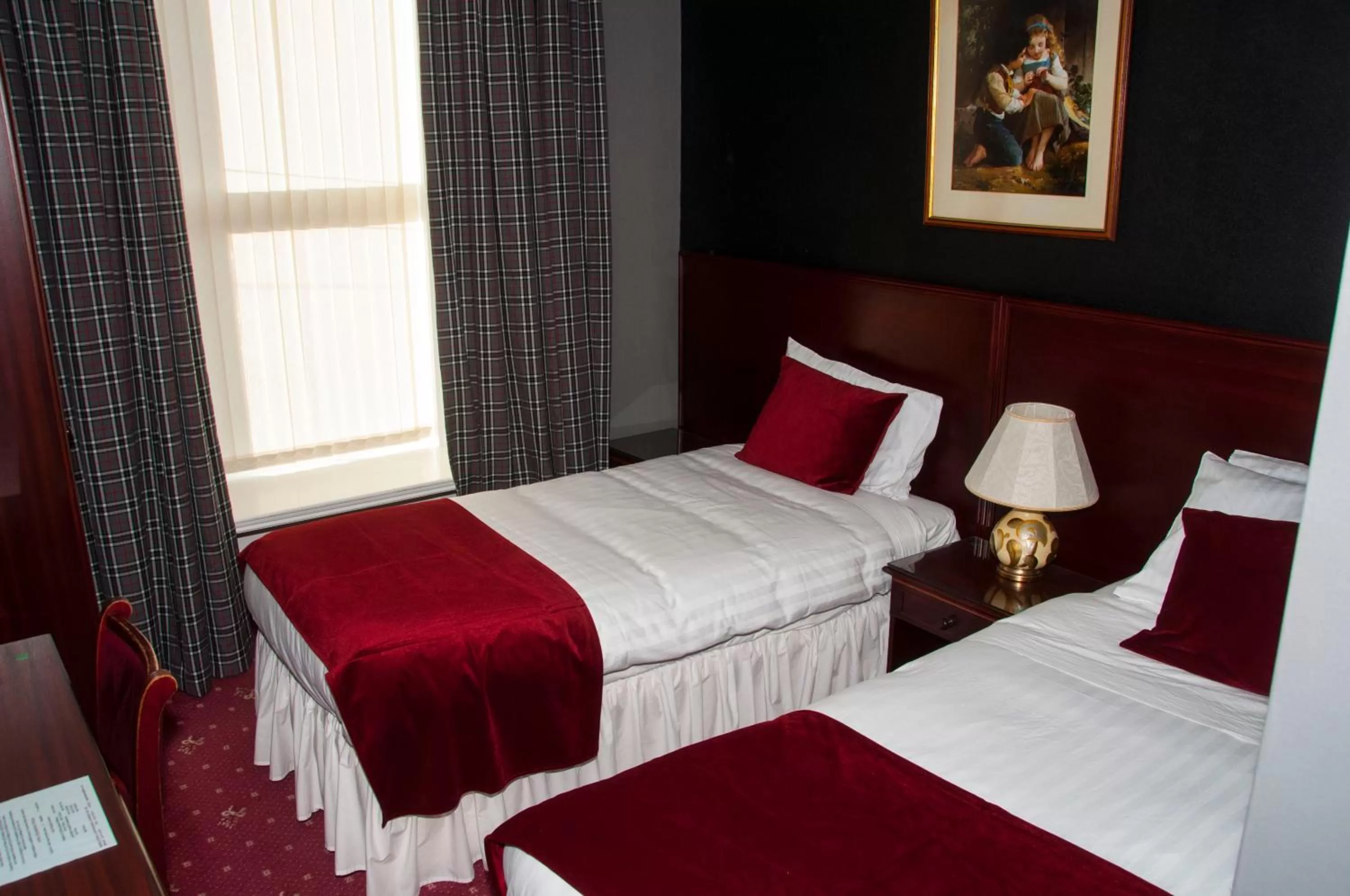 Bedroom, Bed in Caledonian Hotel