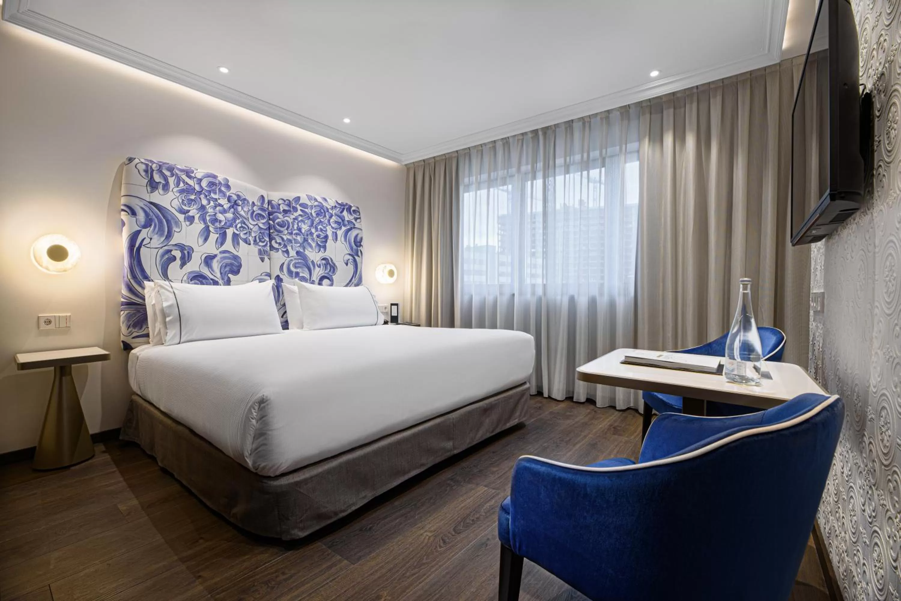 Photo of the whole room, Bed in Eurostars Universal Lisboa
