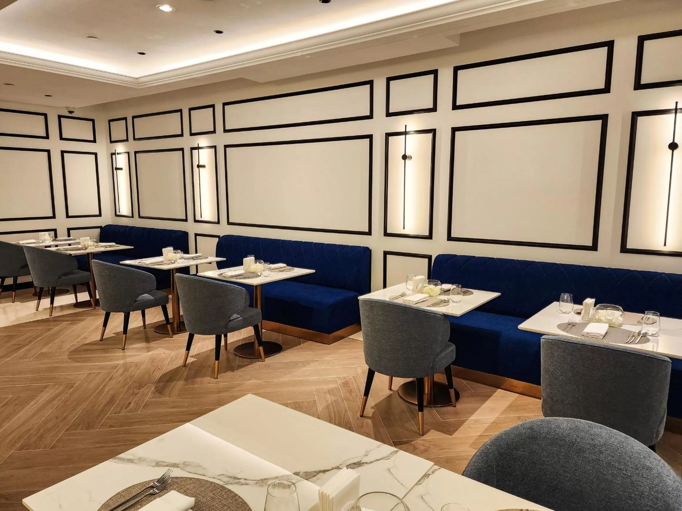 Lounge or bar in Crowne Plaza - Dubai Jumeirah by IHG