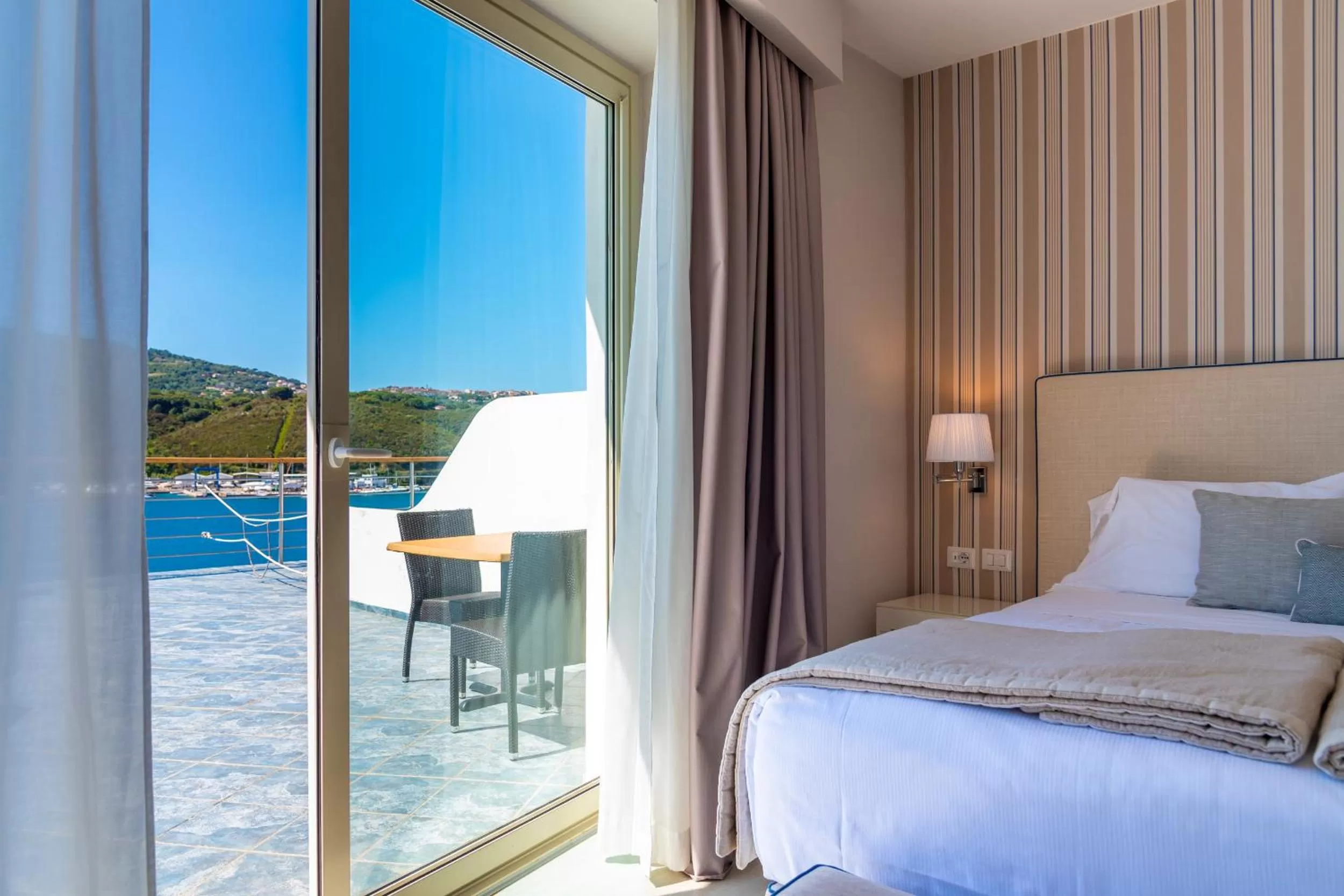 Balcony/Terrace, Bed in Hotel Plaza