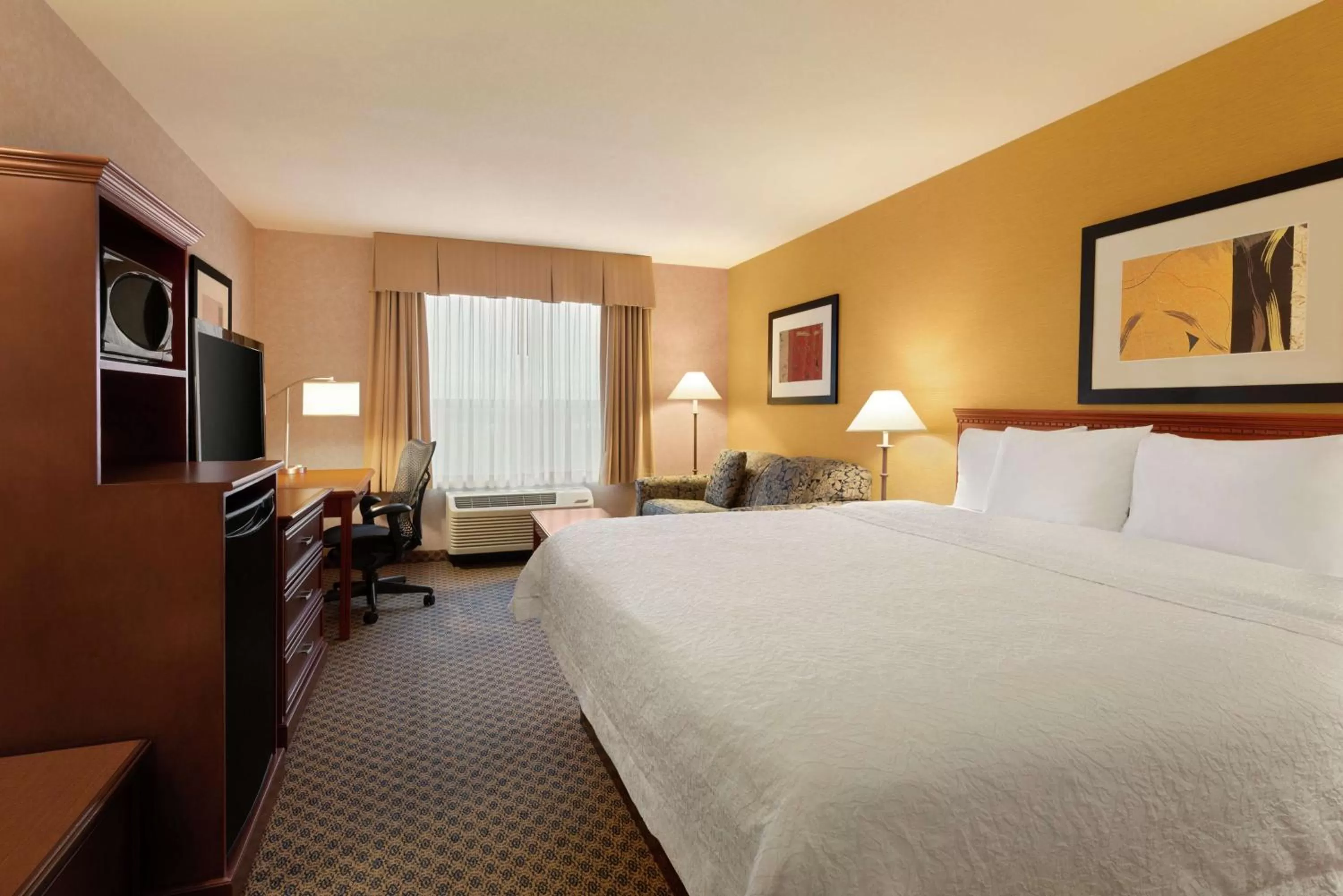 Bedroom, Bed in Hampton Inn & Suites by Hilton Langley-Surrey
