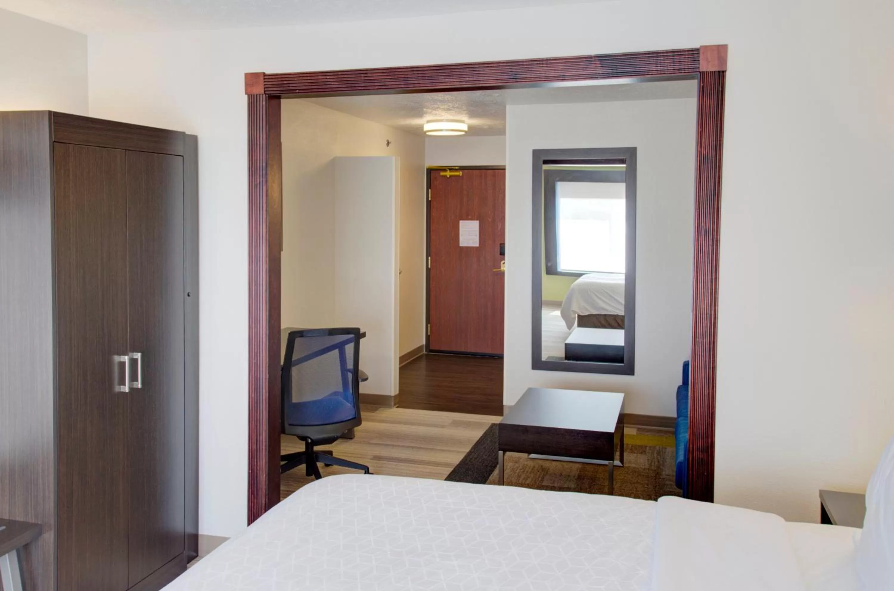 Photo of the whole room, Bed in Holiday Inn Express & Suites Le Mars by IHG