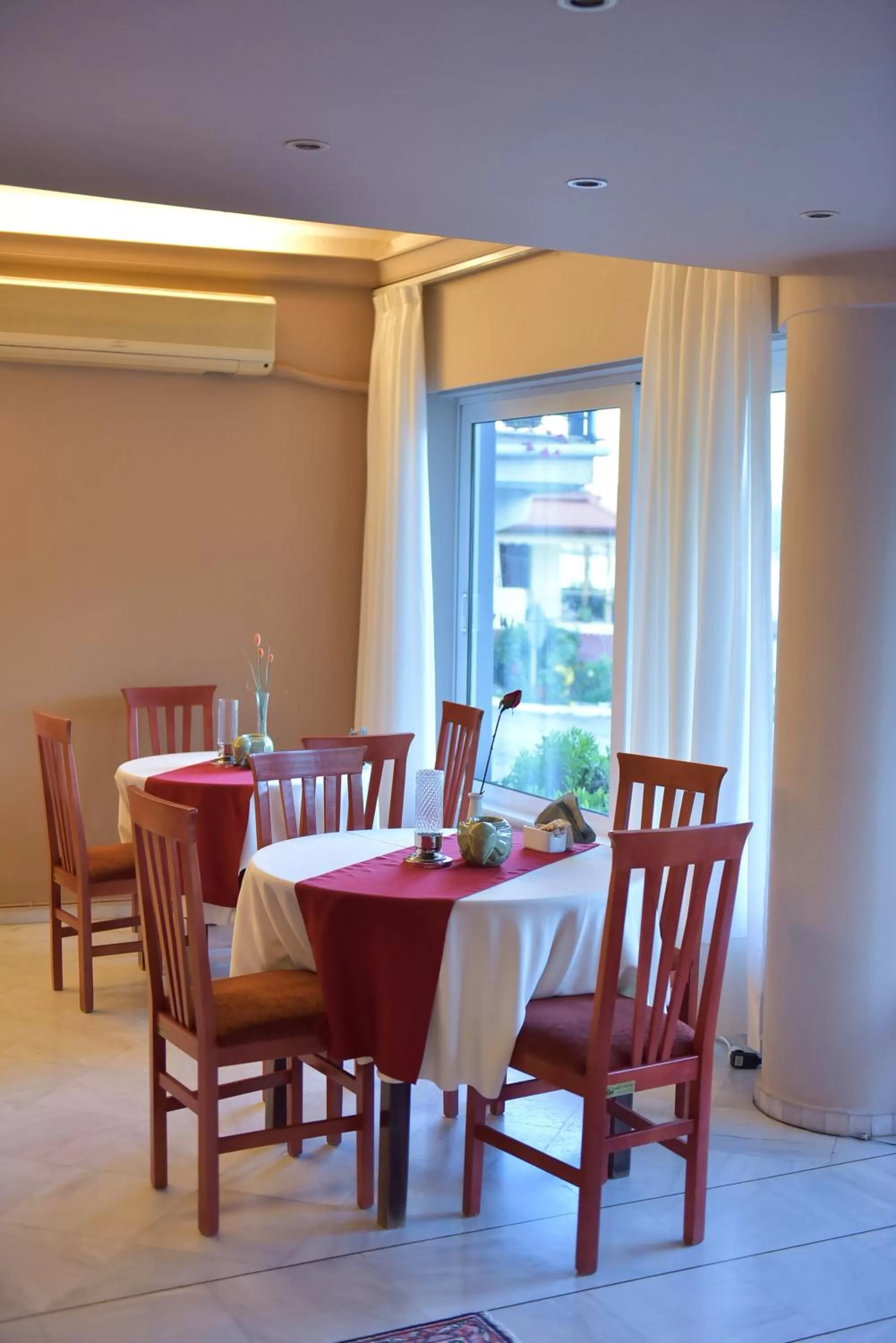 Restaurant/places to eat in Oscar Hotel