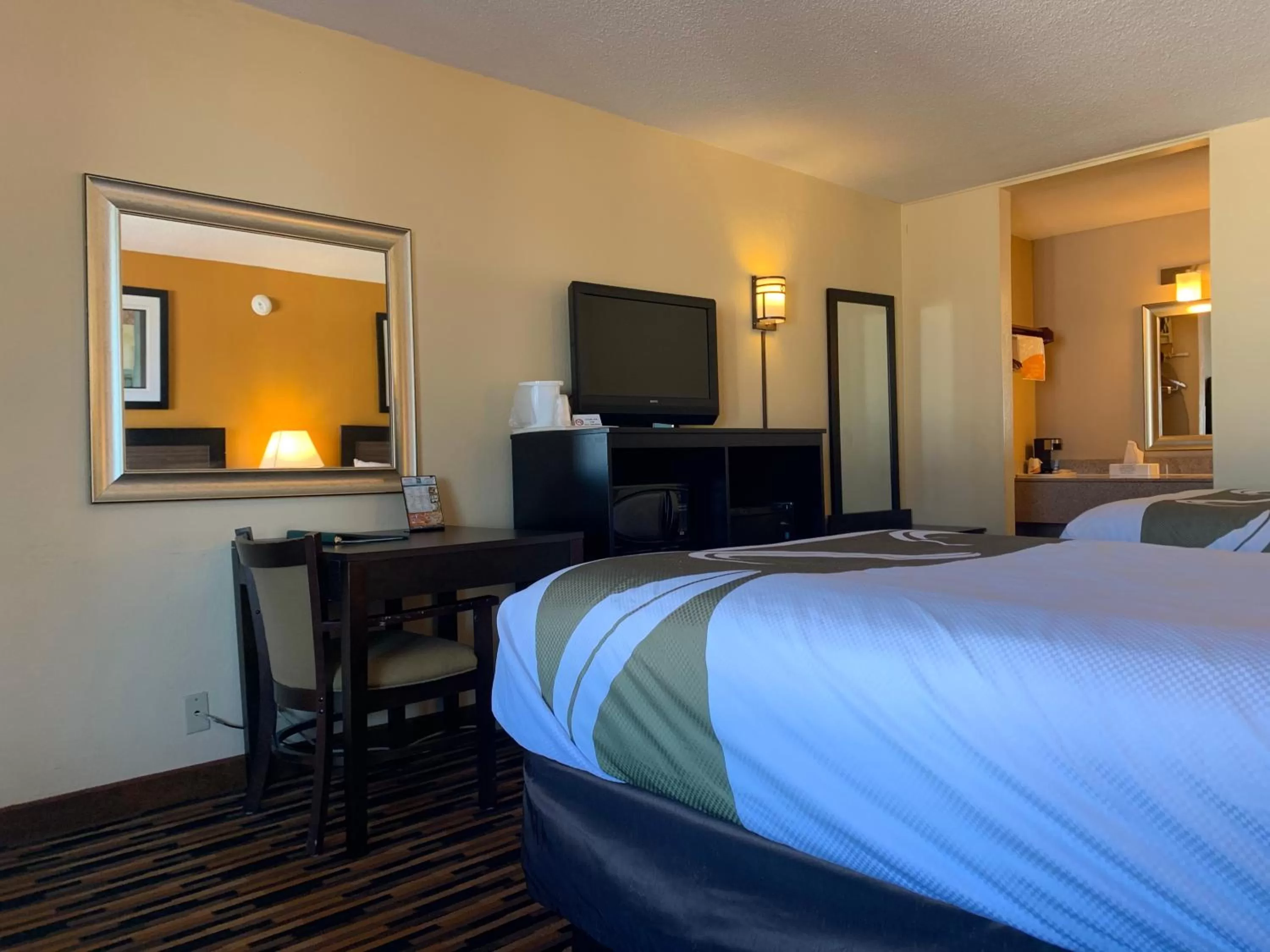 Bed in Quality Inn University Area