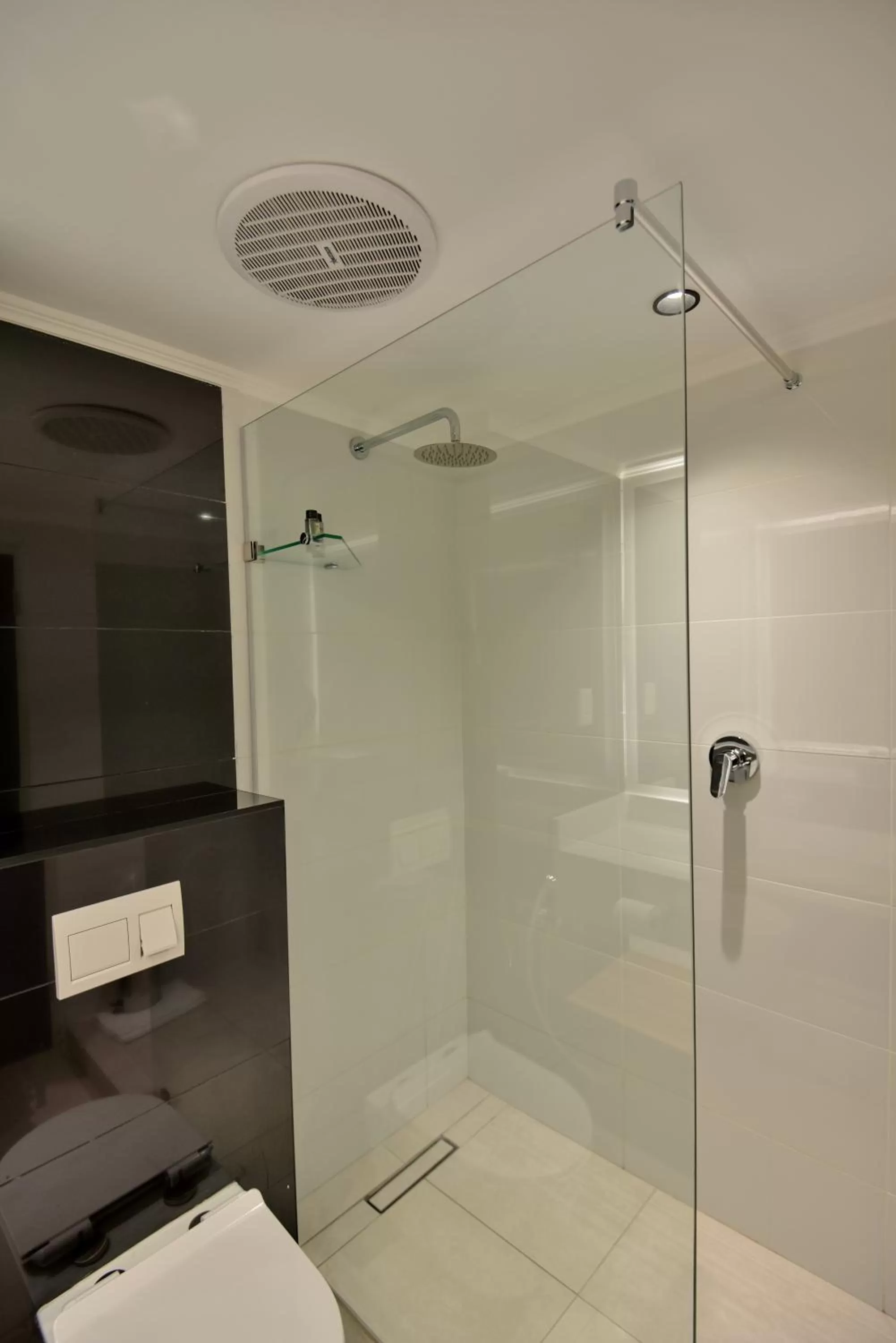 Shower in The Capetonian - Halal