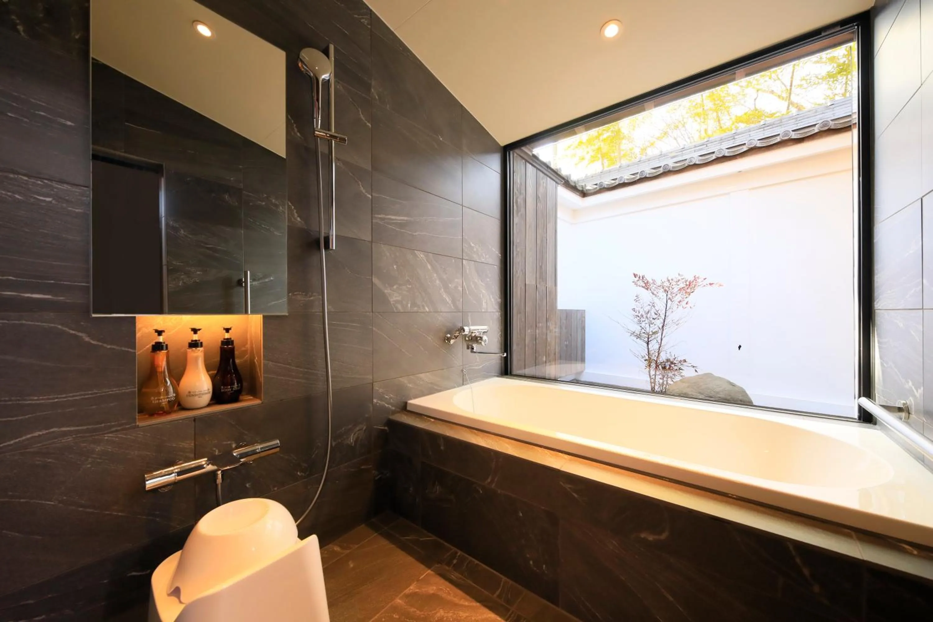 Shower in Fuji Onsenji Yumedono