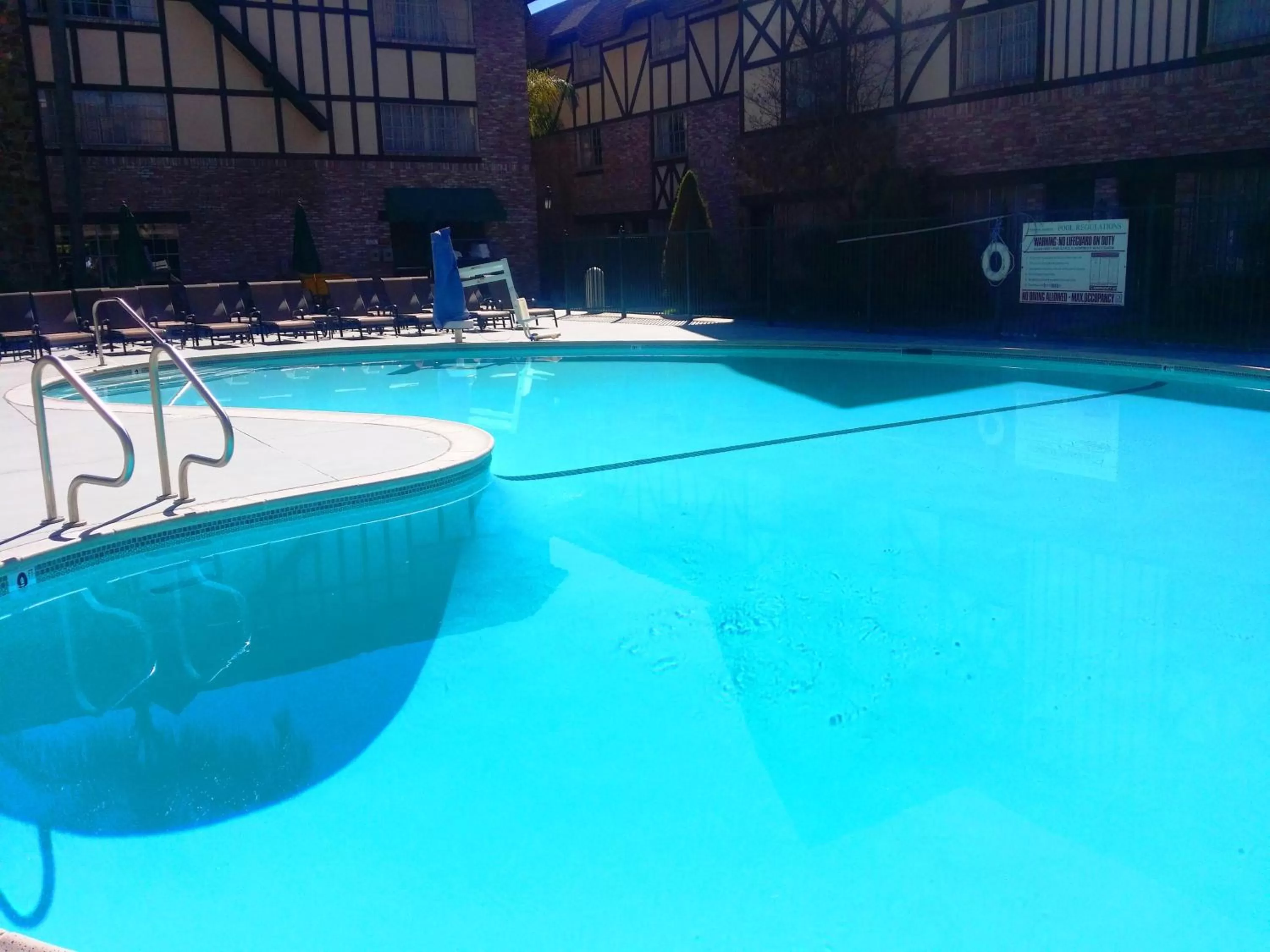 Swimming pool in Anaheim Majestic Garden Hotel