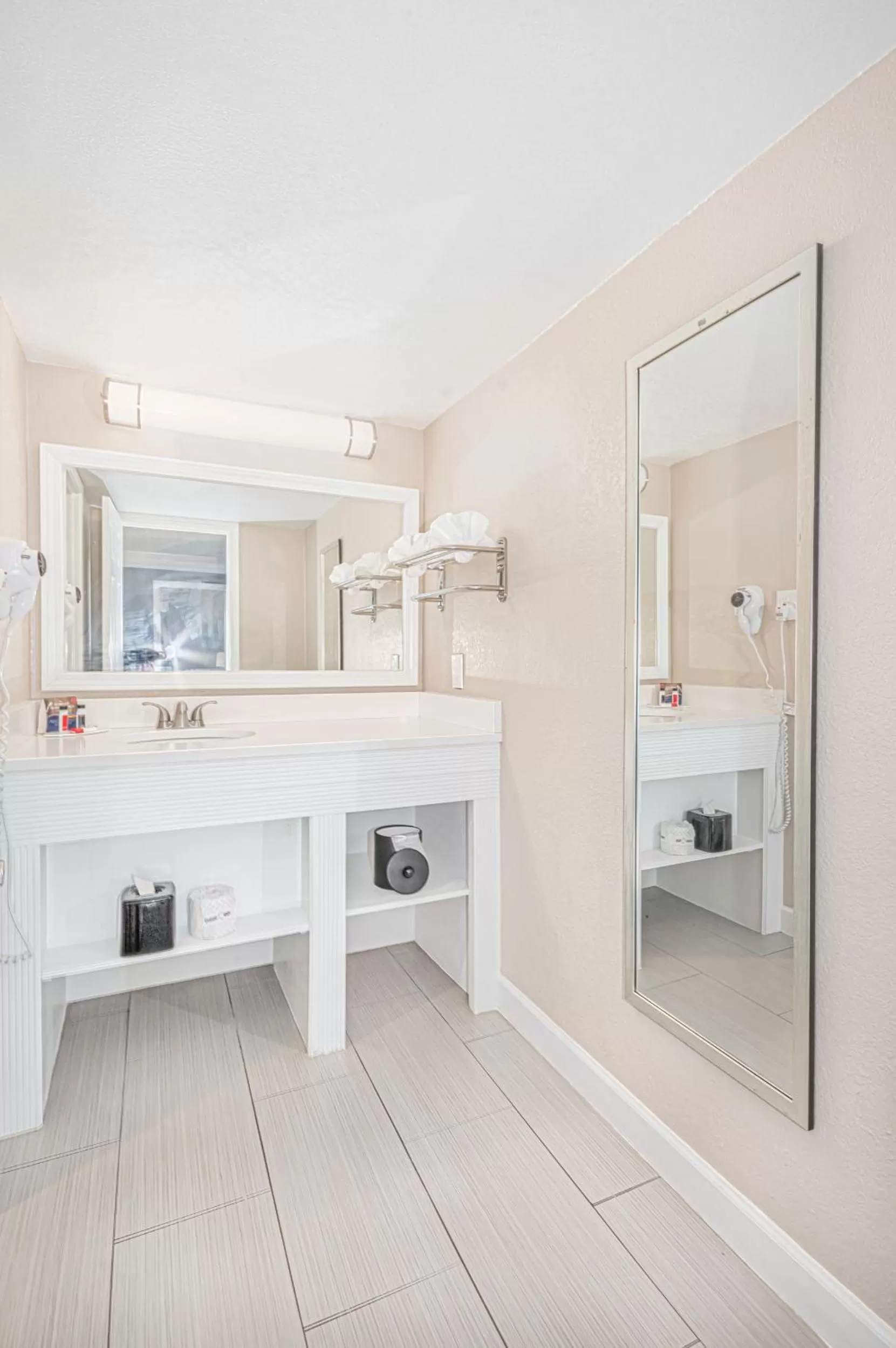 Bathroom in Casa Bella Inn & Suites Extended Stay