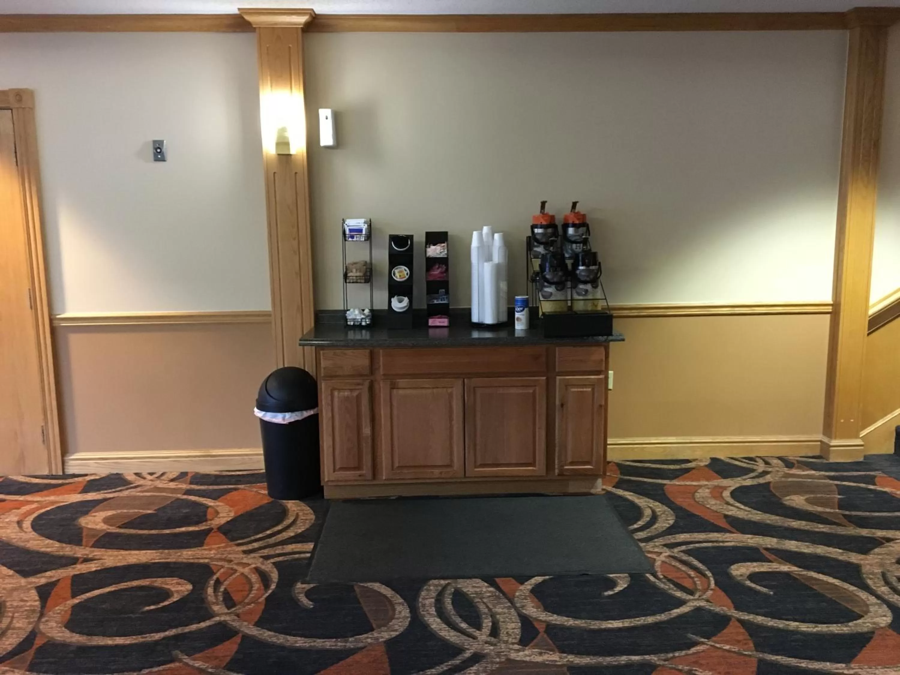 Coffee/tea facilities in Cabot Inn & Suites