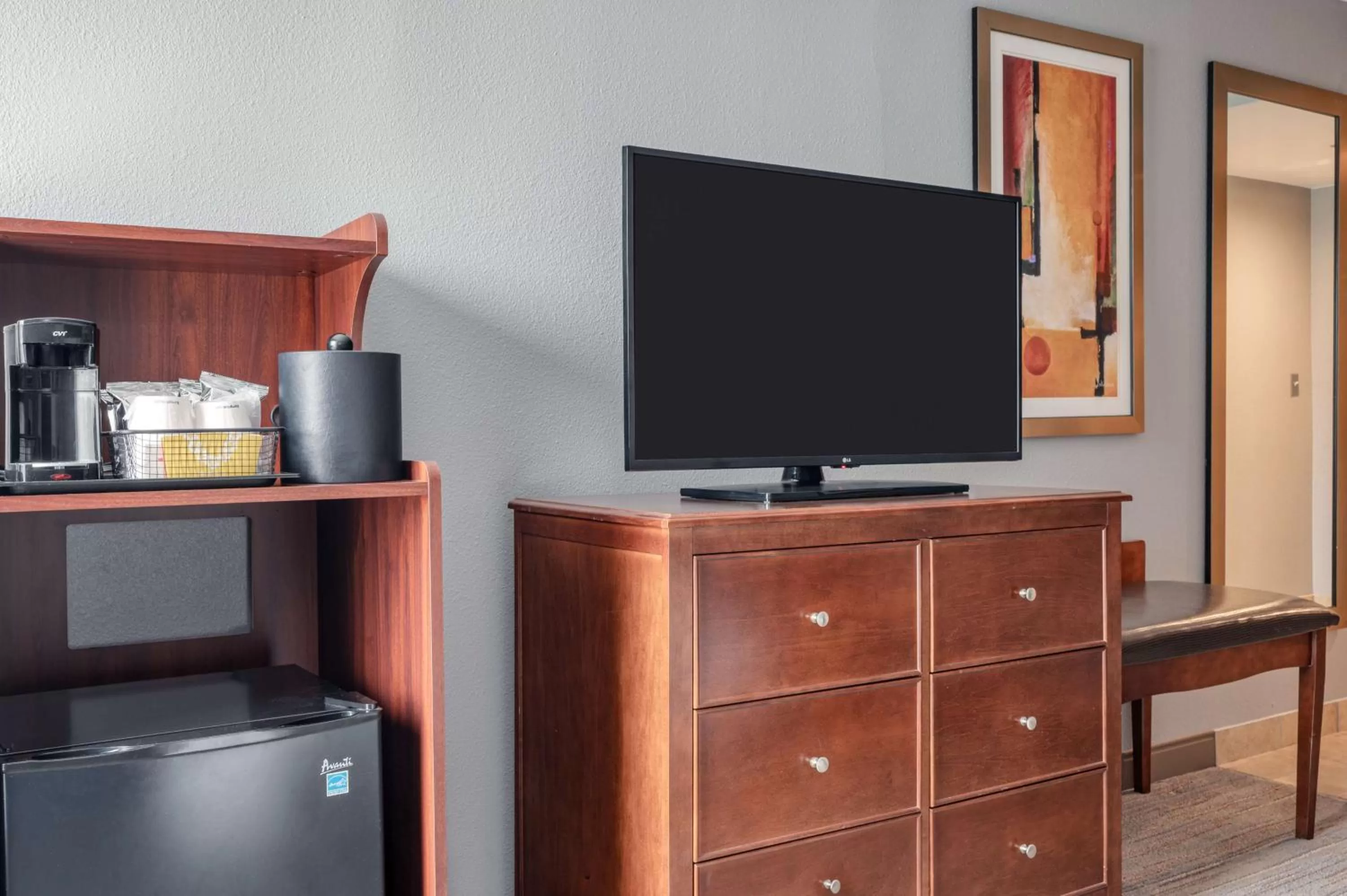 Photo of the whole room in Hampton Inn Baltimore/White Marsh