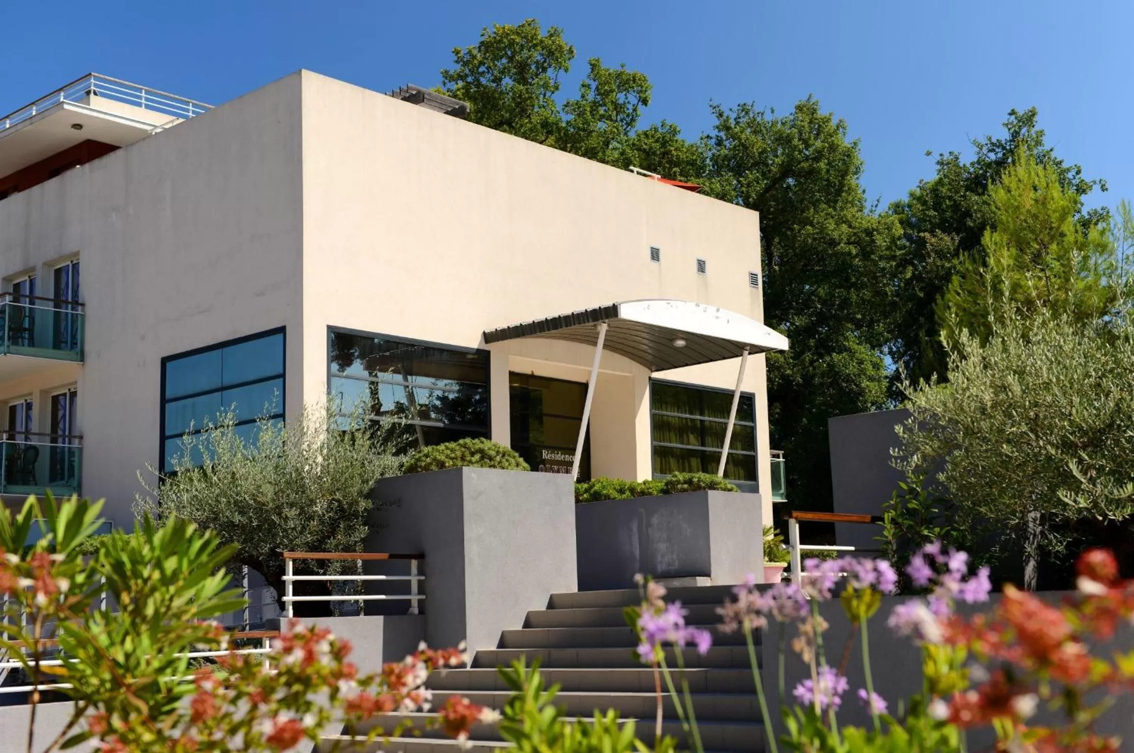 Facade/entrance in Appart Hotel Odalys City Antibes Olympe