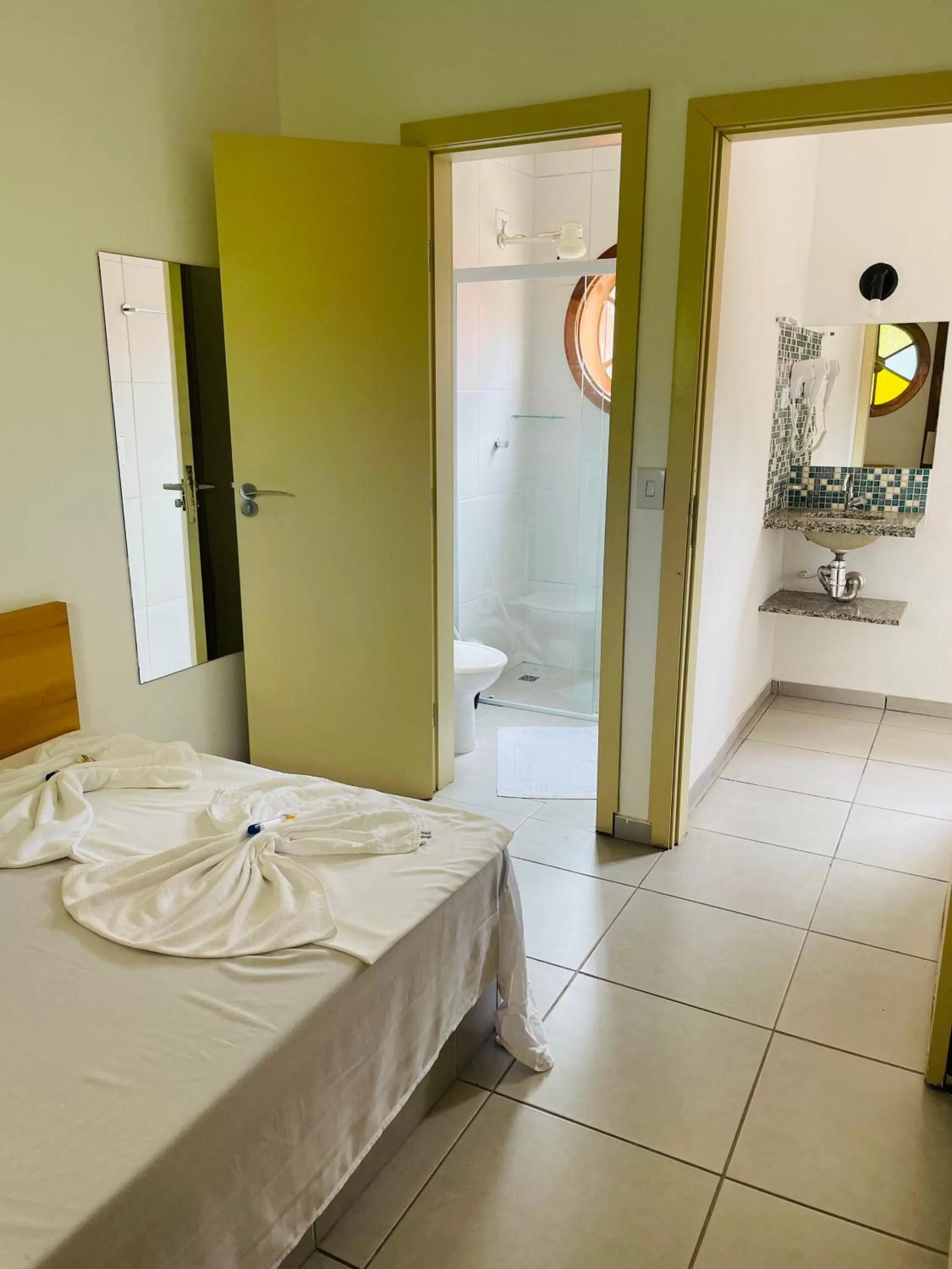 Bathroom, Bed in Pousada Ilha Vitoria