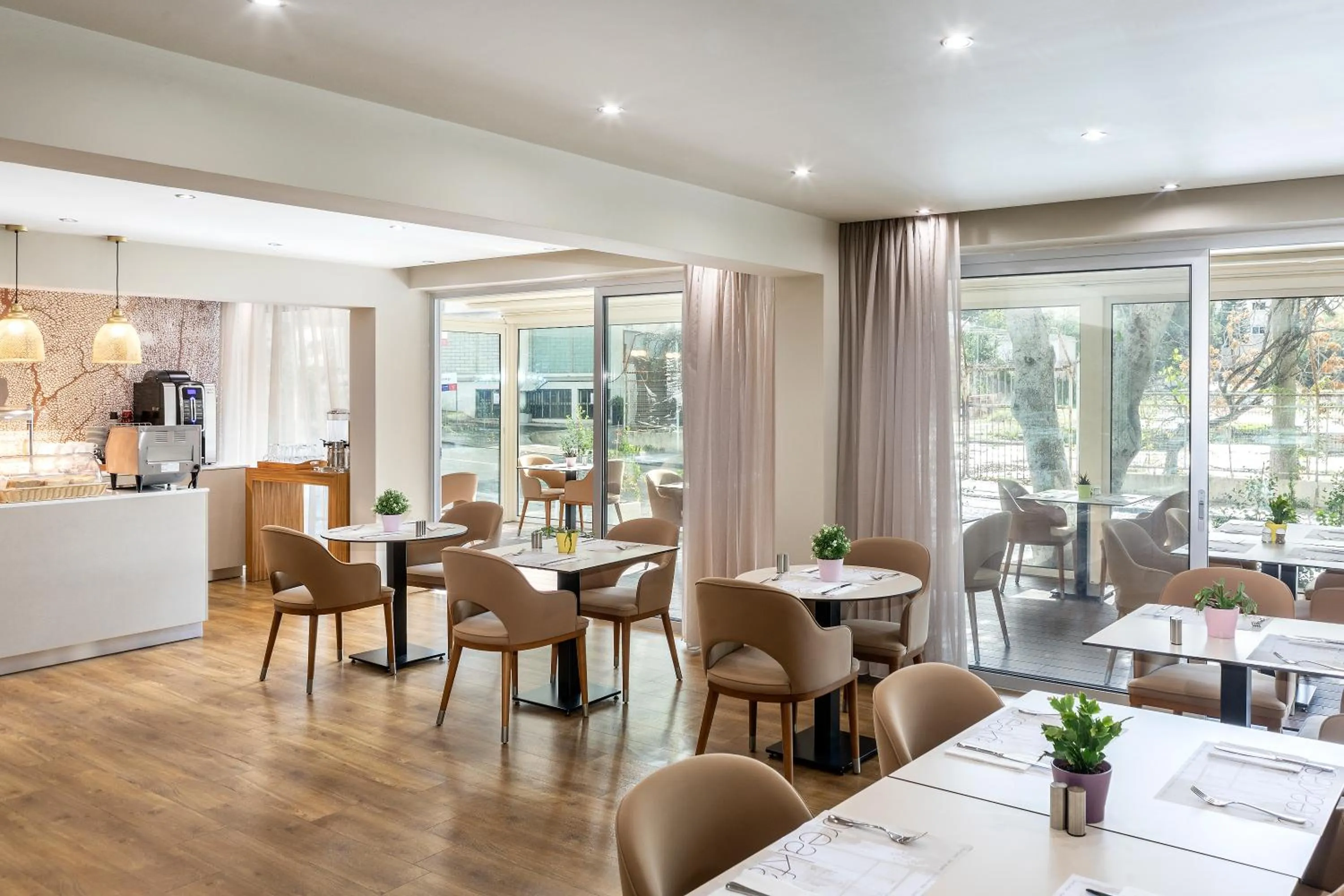 Breakfast in Almond Business Hotel