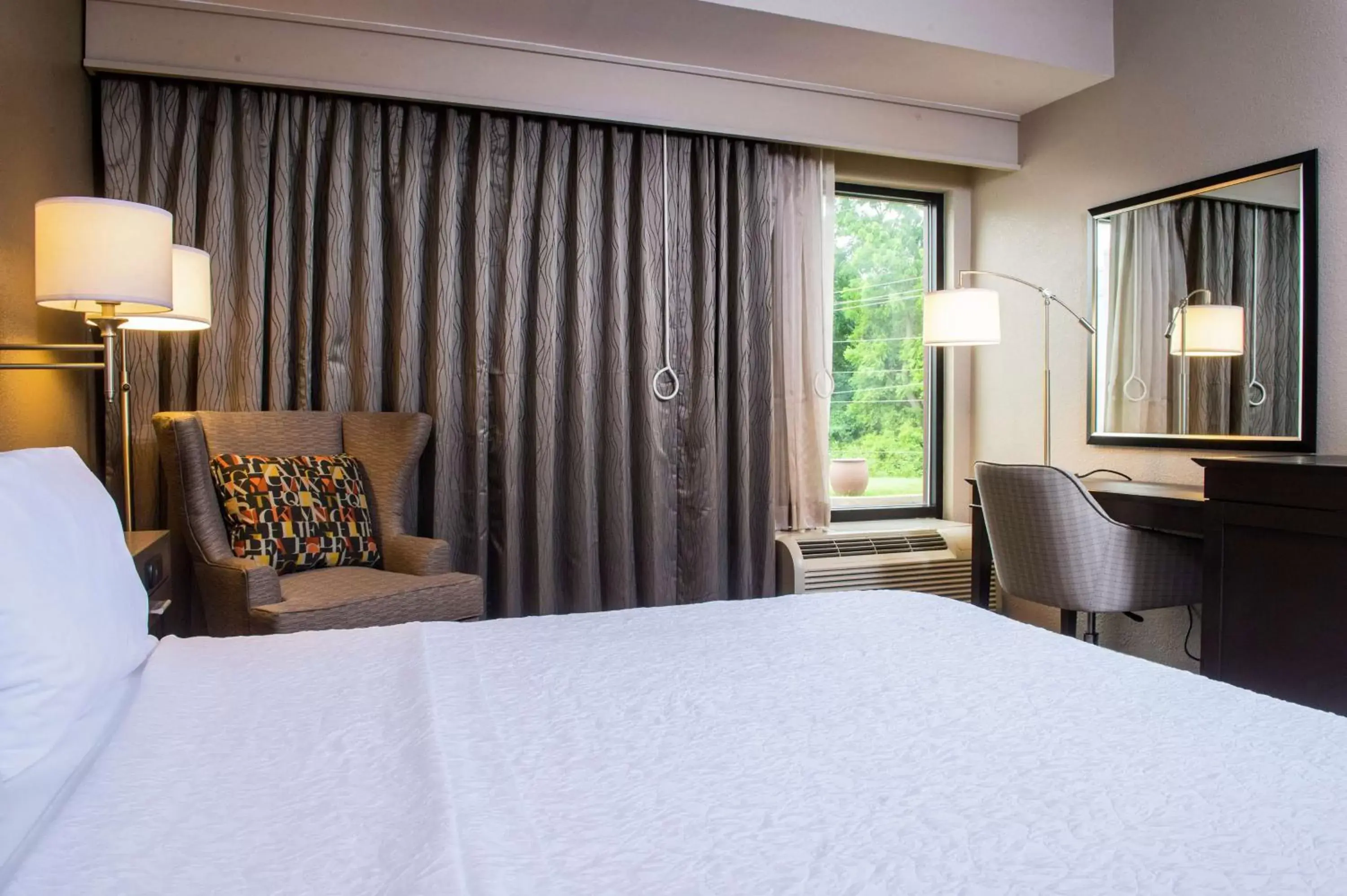 Queen Room with Bath Tub - Disability Access/Non-Smoking in Hampton Inn Philadelphia-Great Valley Queen Room with Bath Tub - Disability Access/Non-Smoking in Hampton Inn Philadelphia-Great Valley