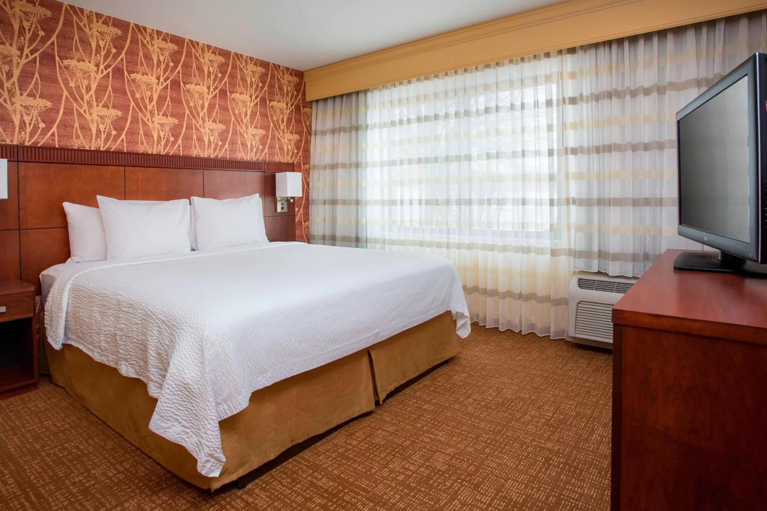 One-Bedroom King Suite with Courtyard View in Courtyard by Marriott Peoria