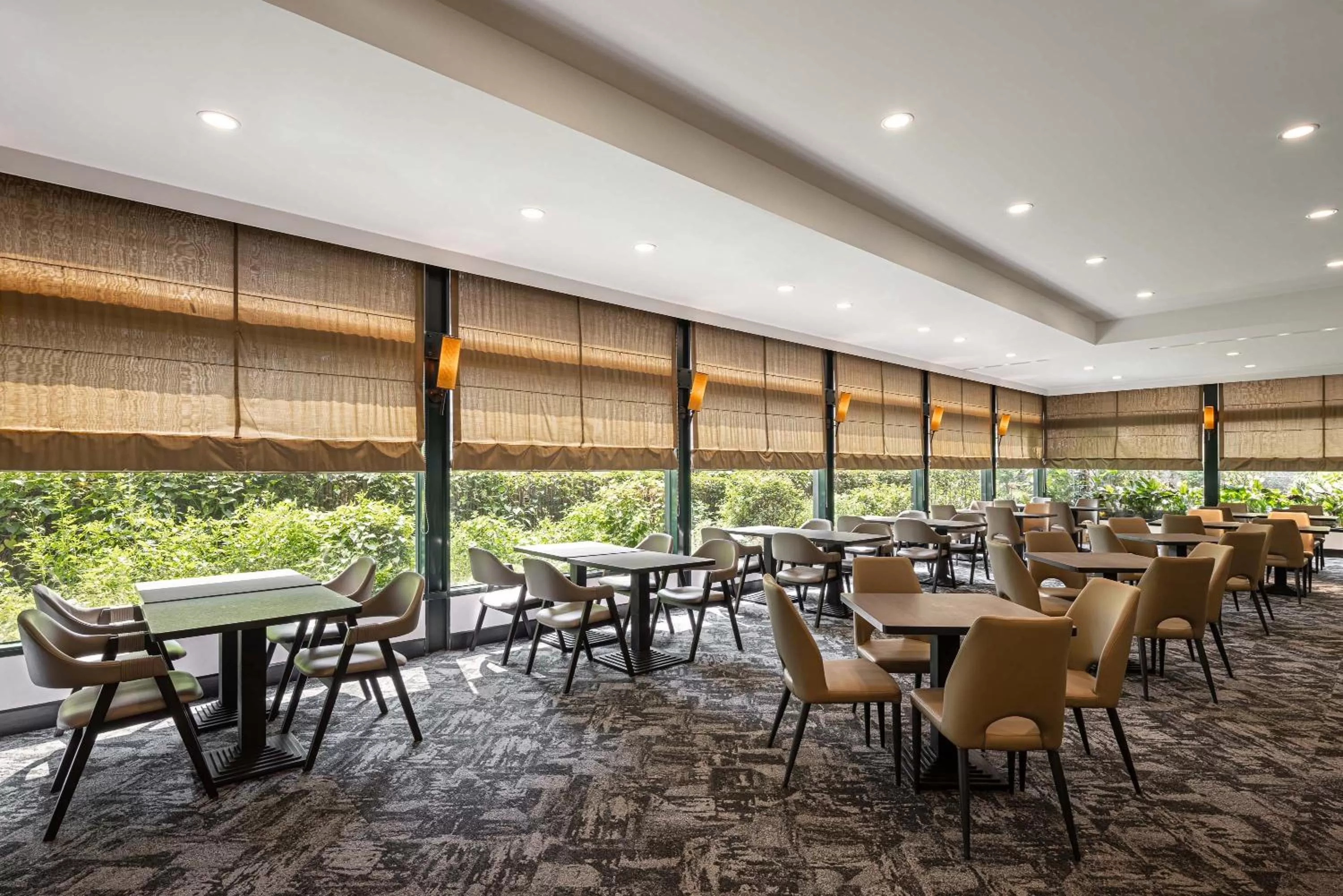 Restaurant/places to eat in Lakeshore Hotel Metropolis