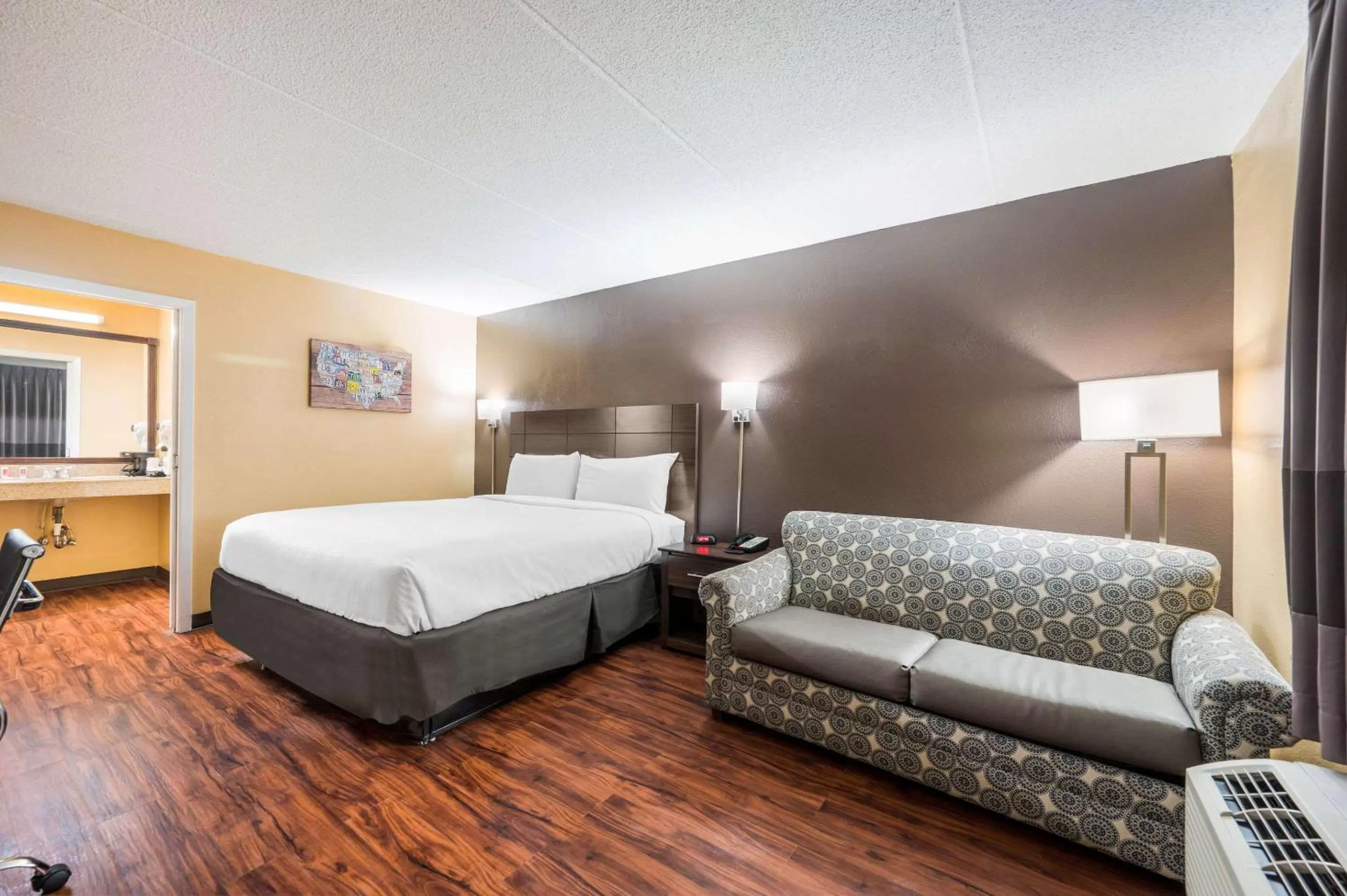 Photo of the whole room, Bed in Econo Lodge Columbus near Airport