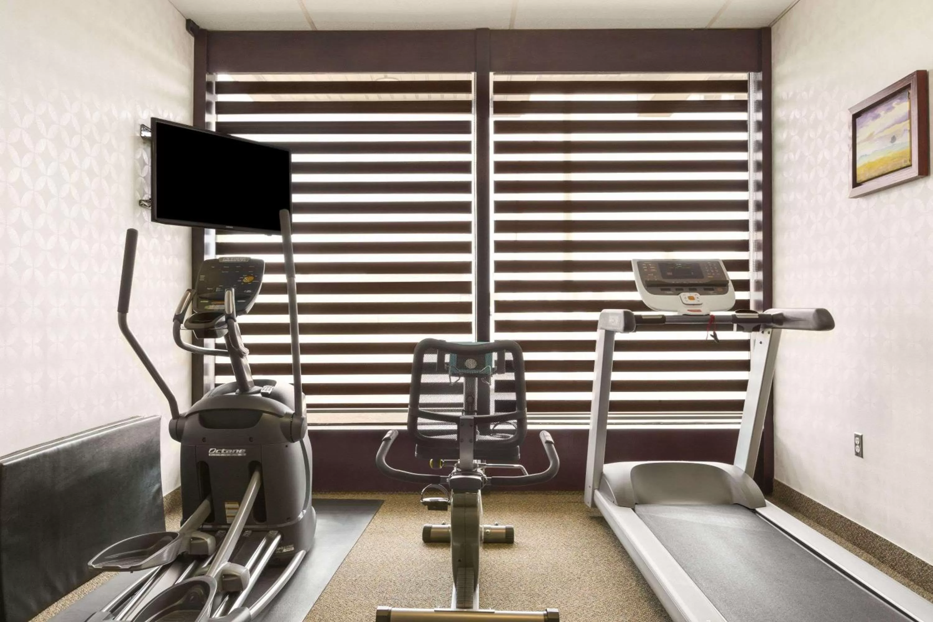 Fitness centre/facilities in Days Inn by Wyndham Vermilion