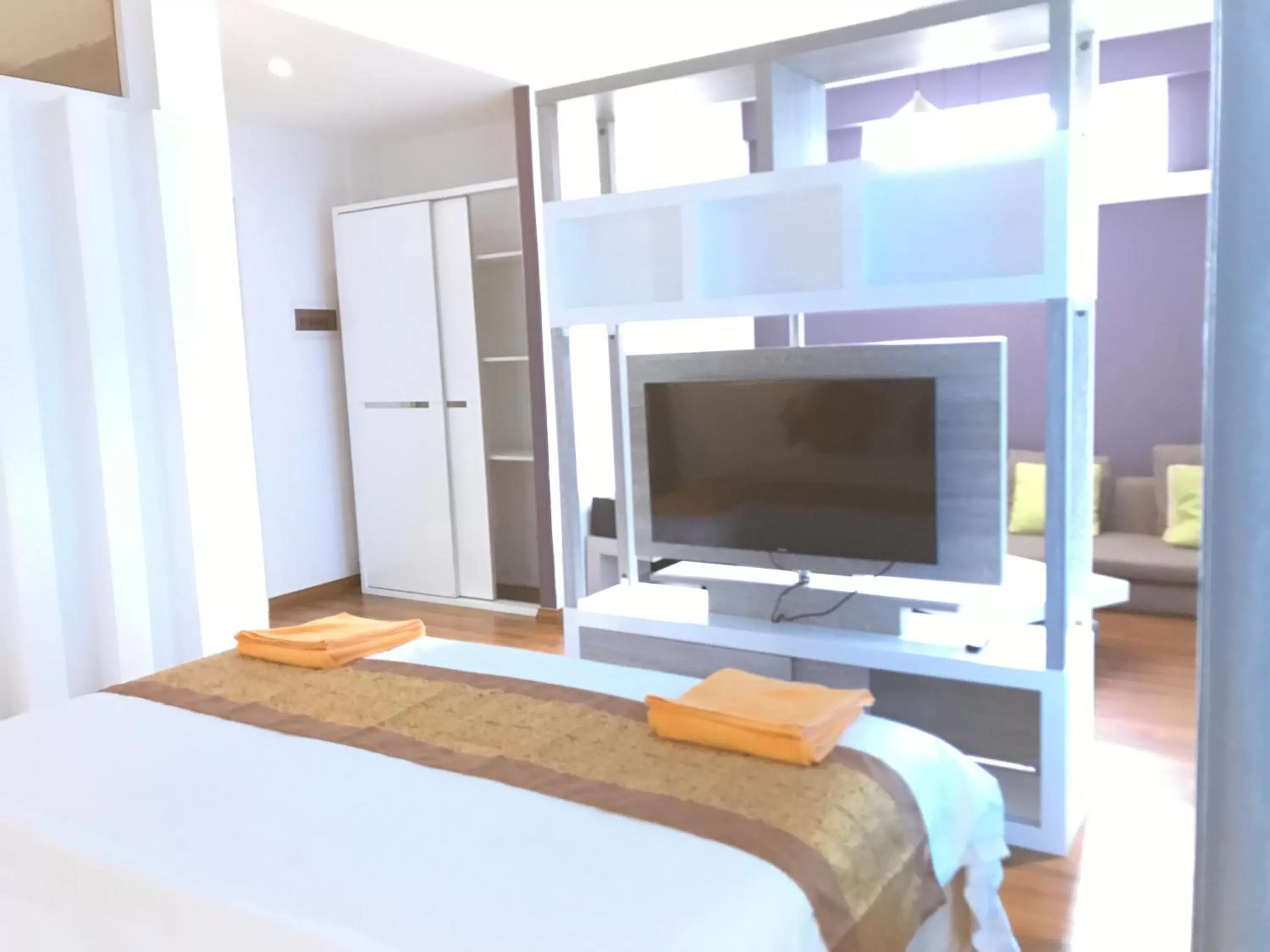 Bedroom, TV/Entertainment Center in Benny's City Hotel