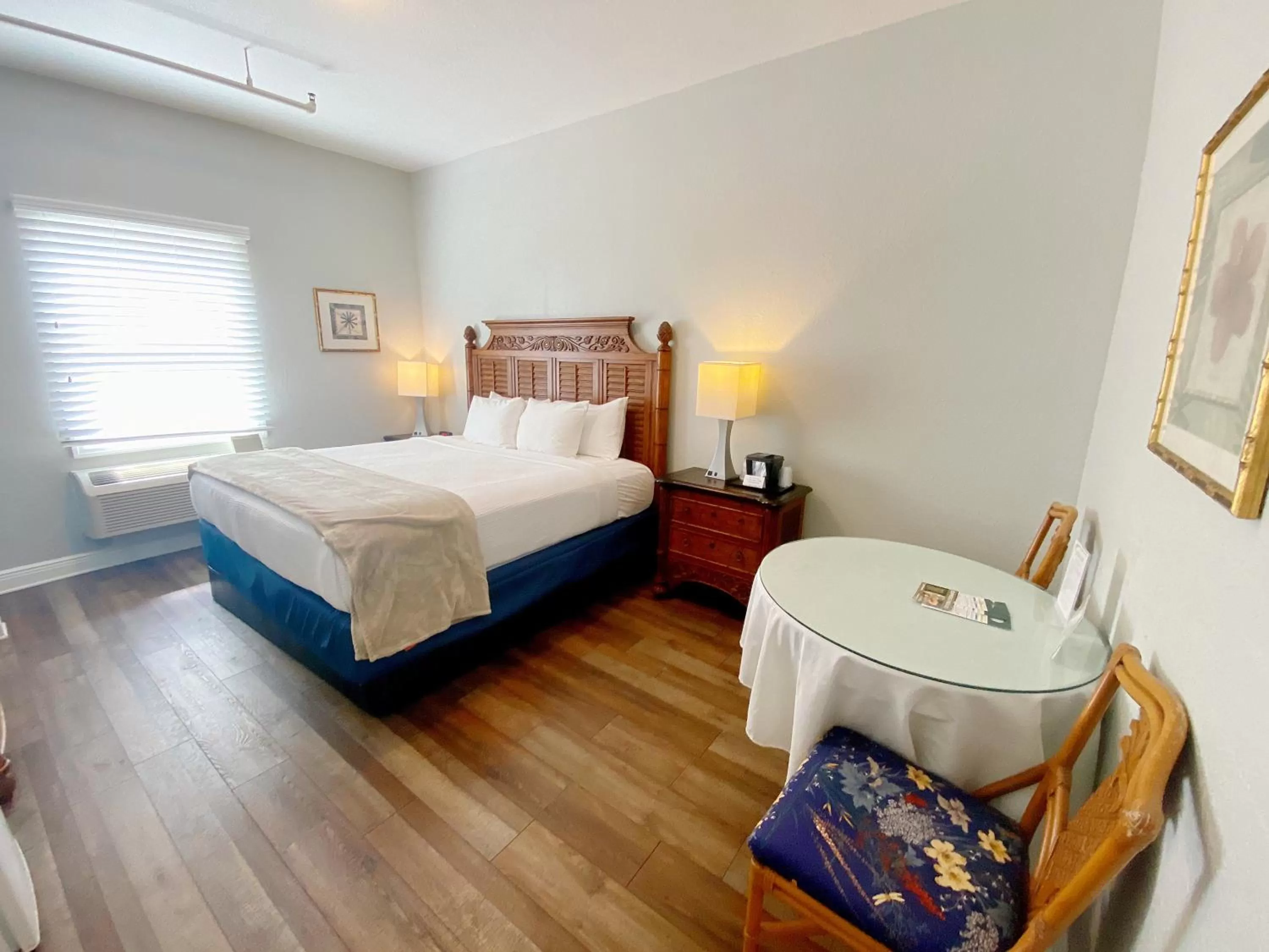 Bedroom, Bed in Crystal Bay Historic Hotel