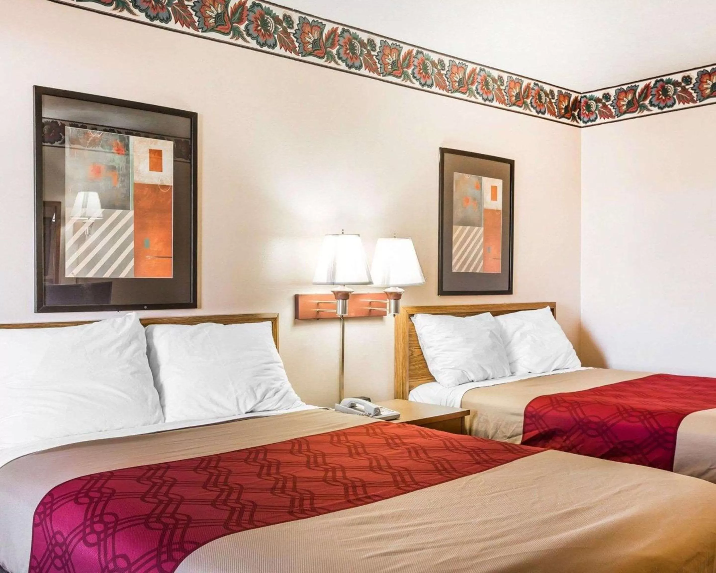 Photo of the whole room, Bed in Econo Lodge McDonough South