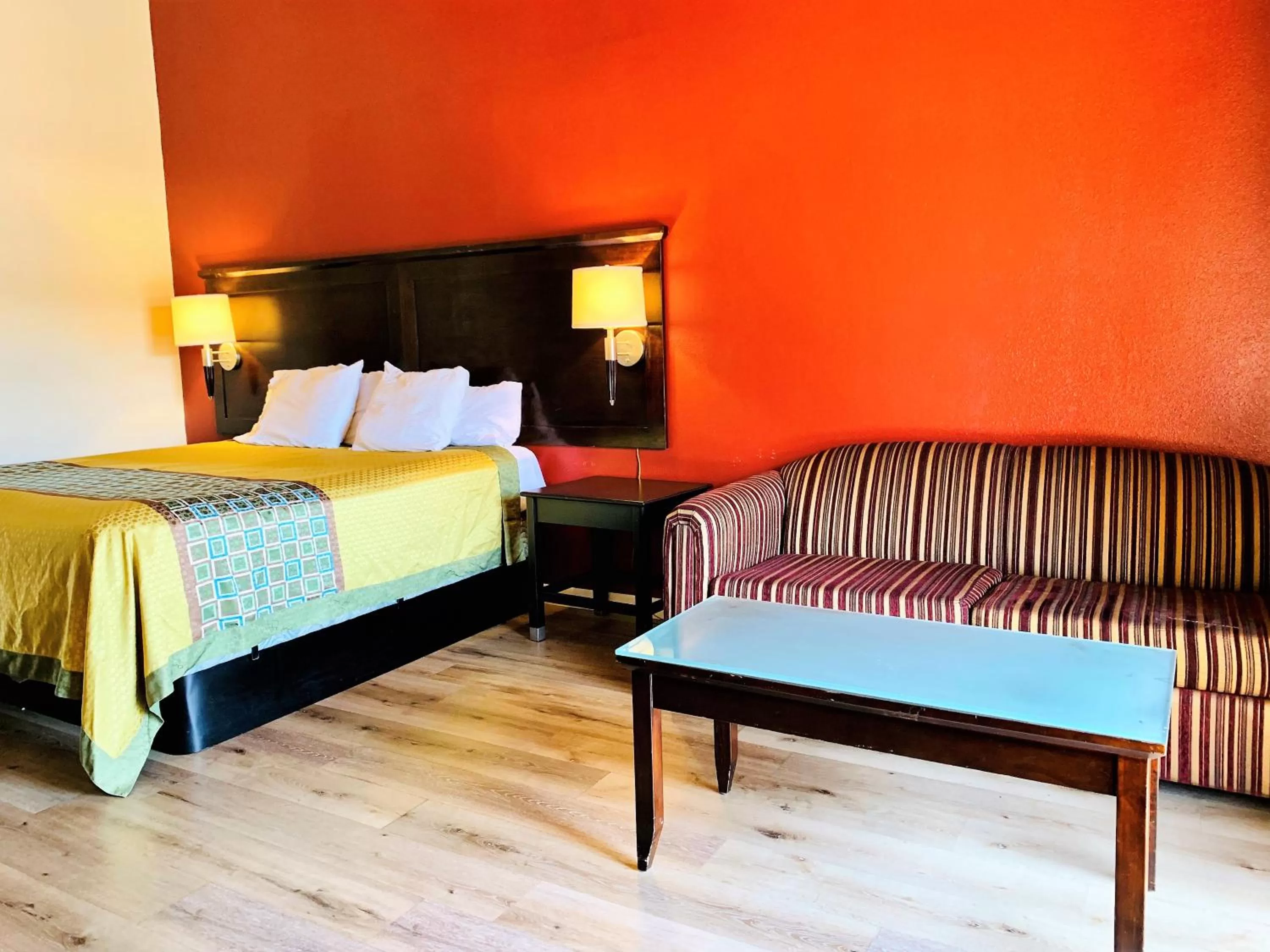 King Room - Non-Smoking in Rodeway Inn Fallbrook Downtown