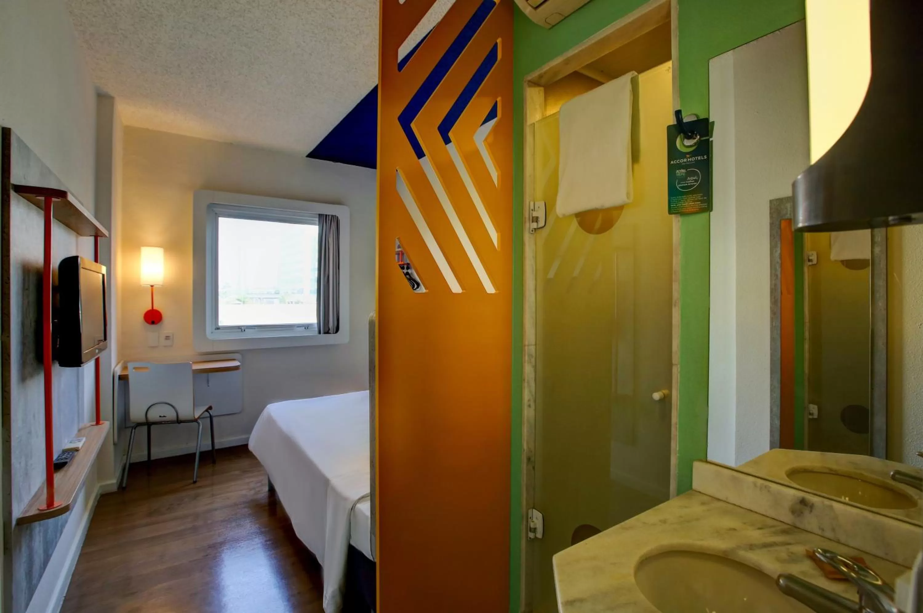 Photo of the whole room, Bed in ibis budget Tambore