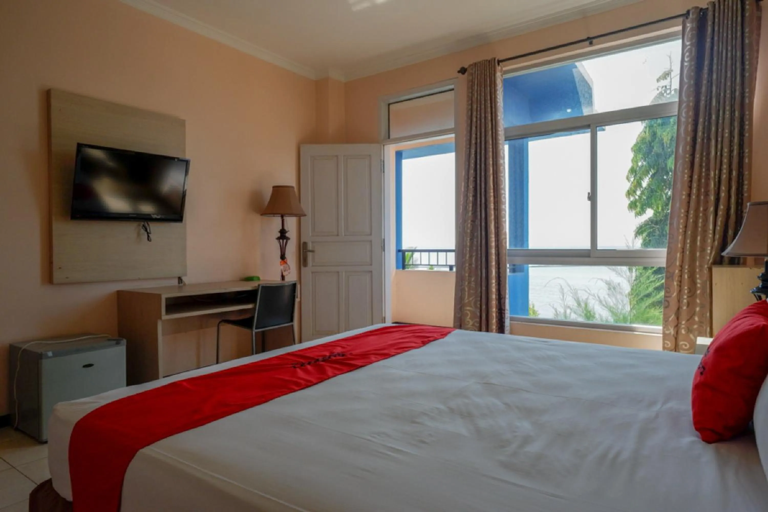 Bedroom, Bed in RedDoorz Plus Syariah @ Hotel Boulevard Luwuk