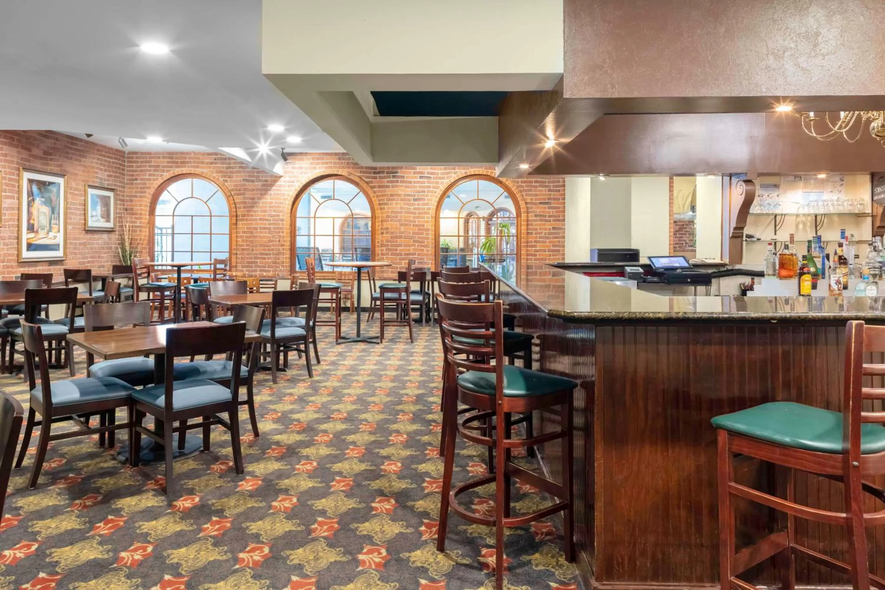 Lounge or bar in Embassy Suites by Hilton Kansas City Plaza