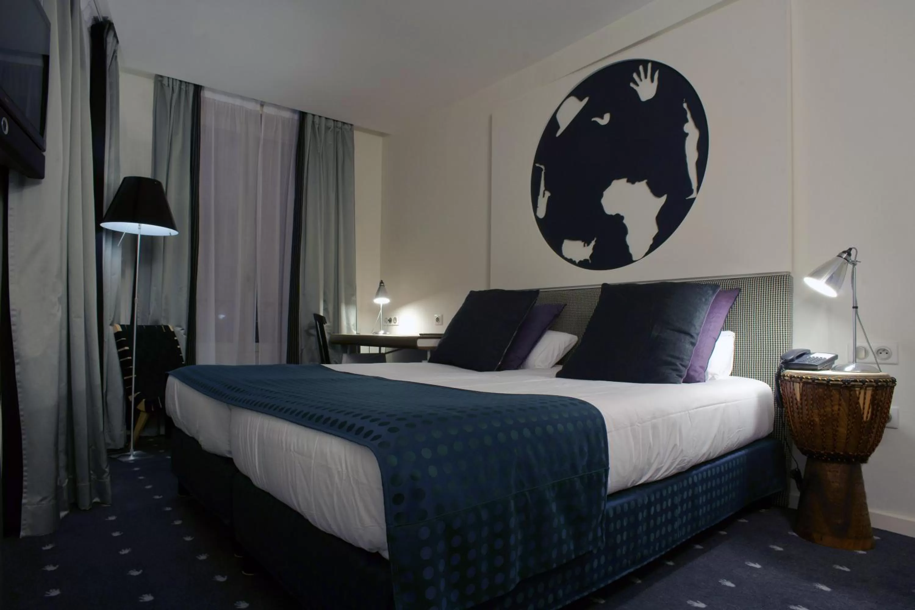 Photo of the whole room, Bed in Hôtel du Triangle d'Or