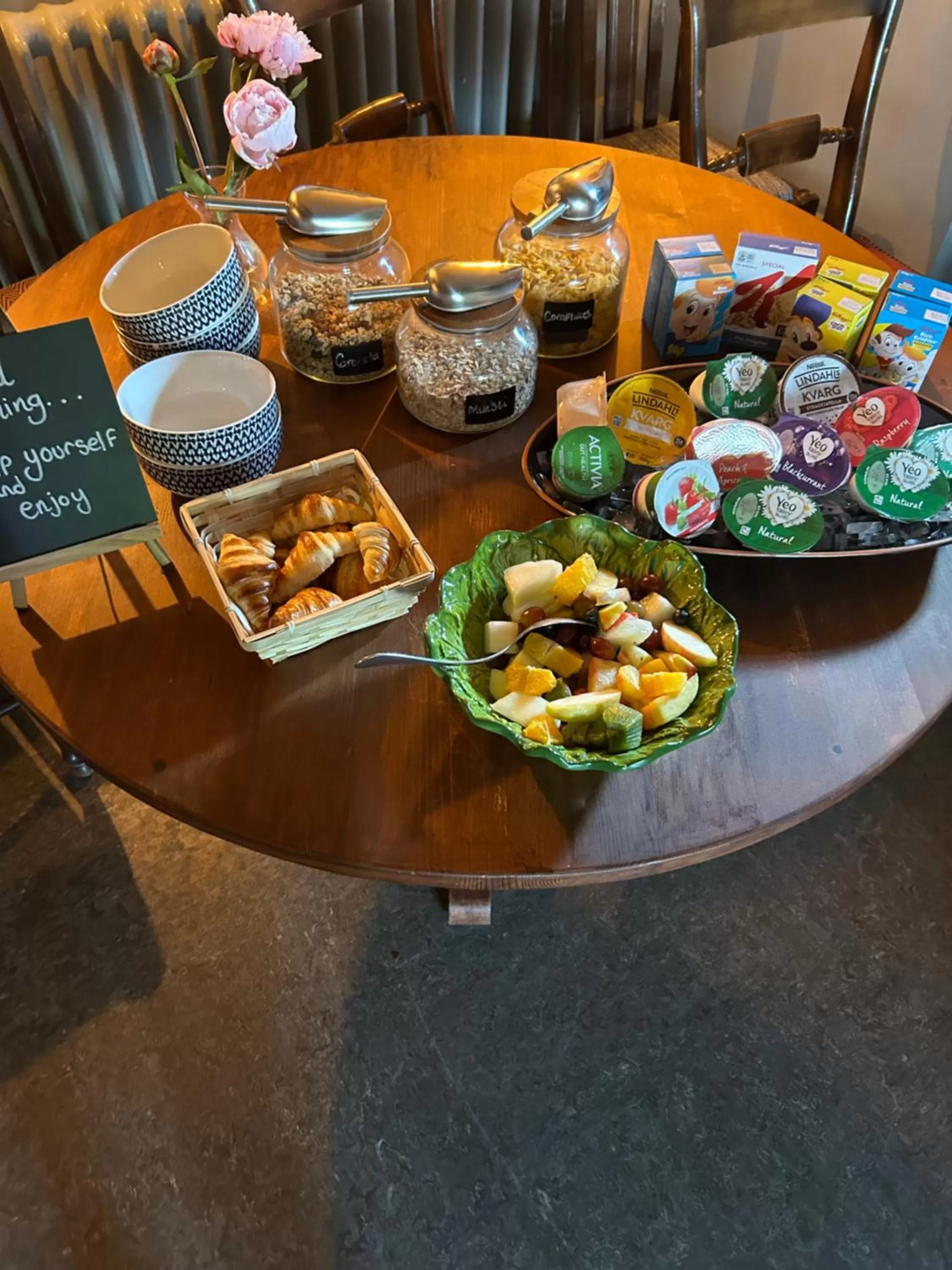 Breakfast in The Red Lion Charing Heath