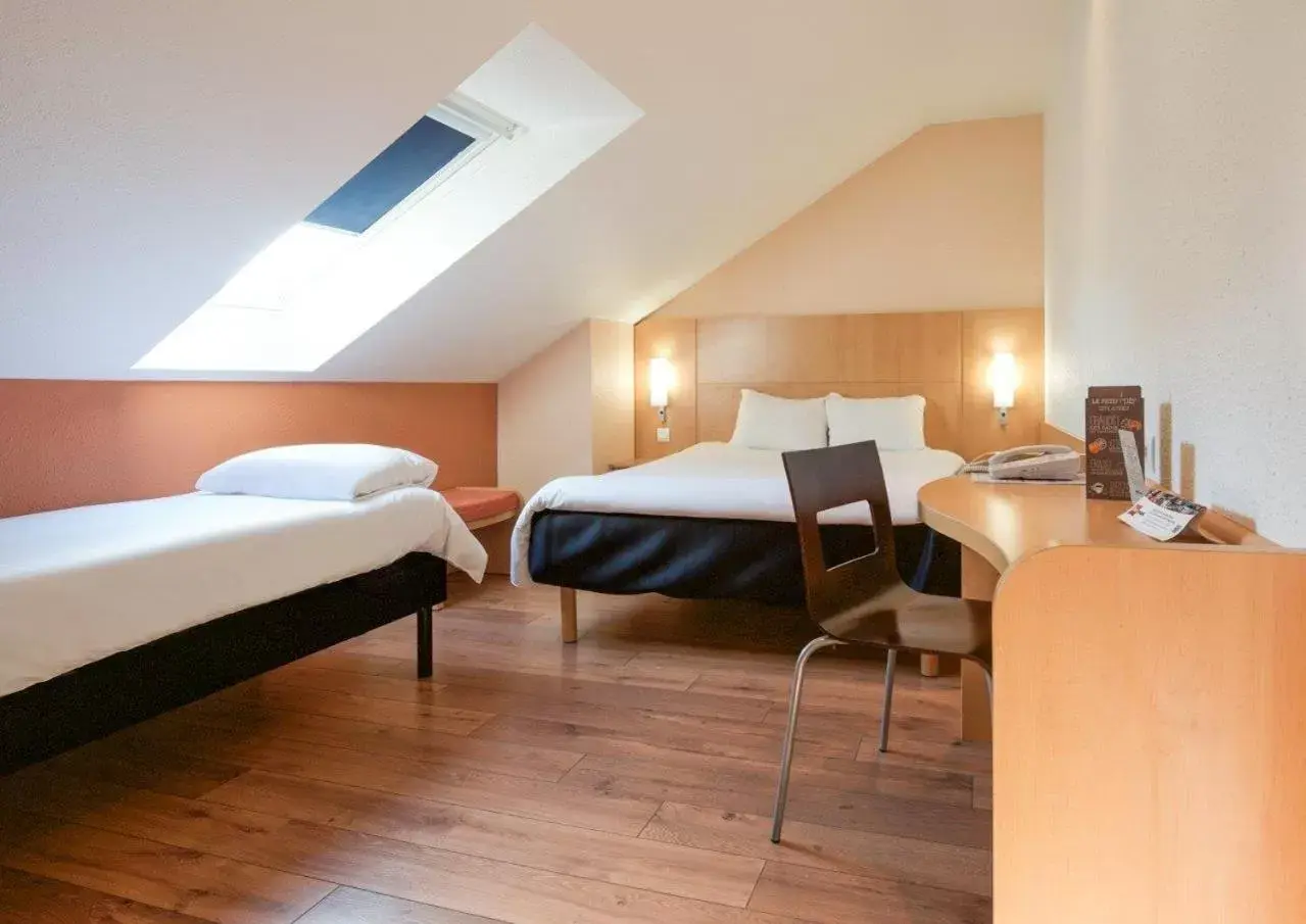 Triple Room with One Double and Single Bed or Three Single Beds in ibis Brussels Waterloo Triple Room with One Double and Single Bed or Three Single Beds in ibis Brussels Waterloo