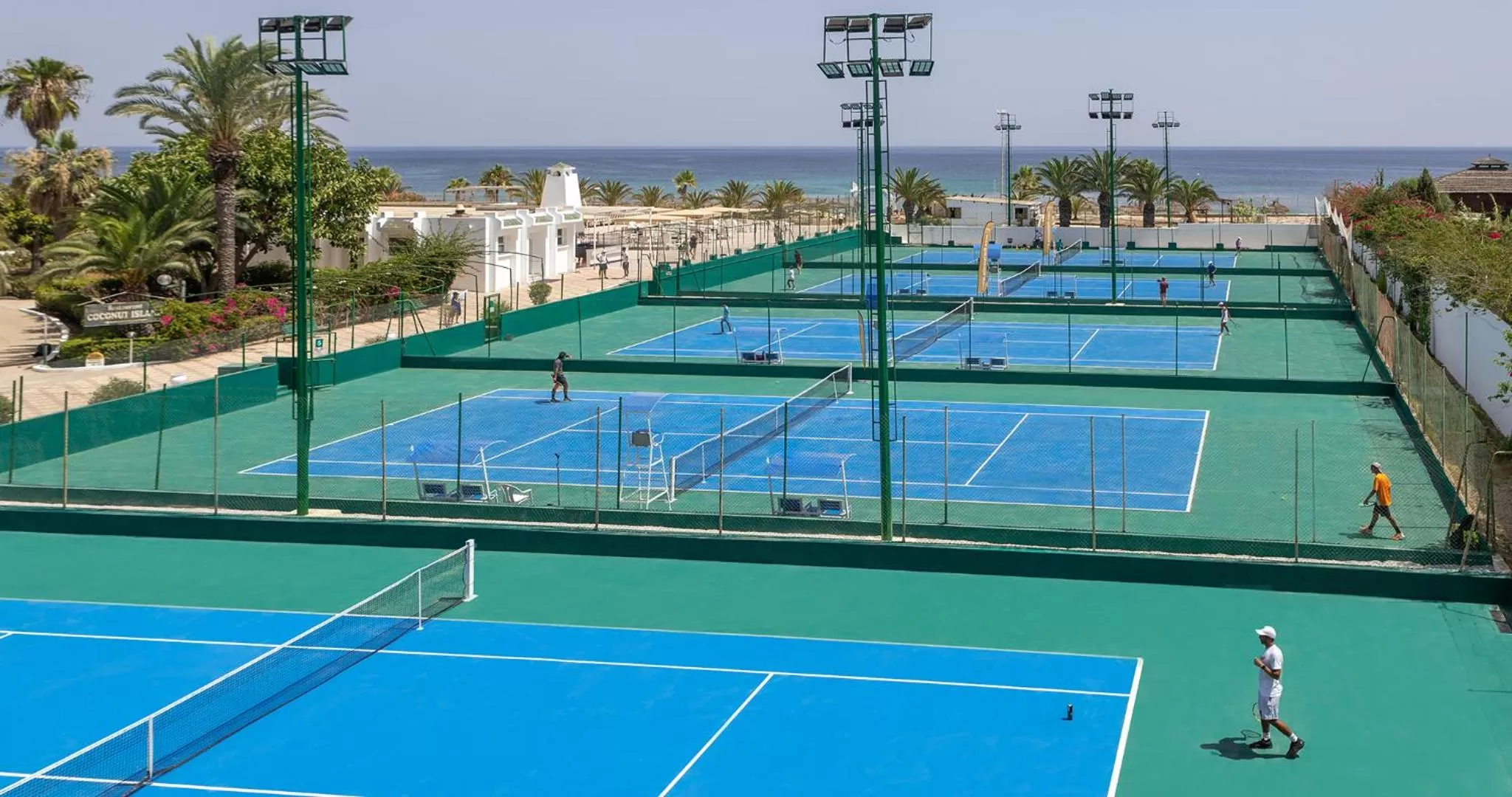 Tennis court in El Mouradi Palace- Couple et Famille uniquement
