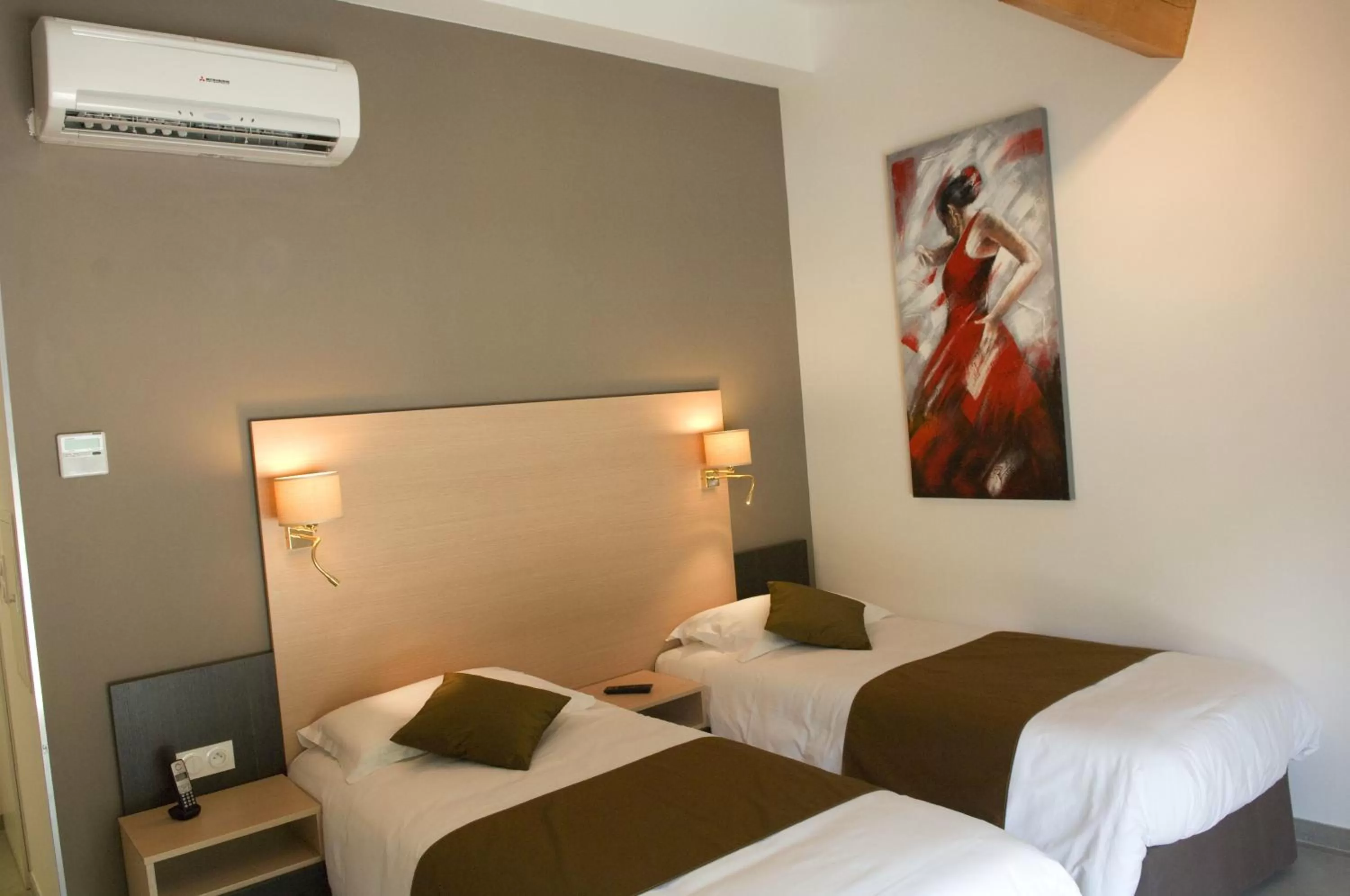 Bedroom, Bed in The Originals City, Hôtel Les Bastides du Gapeau