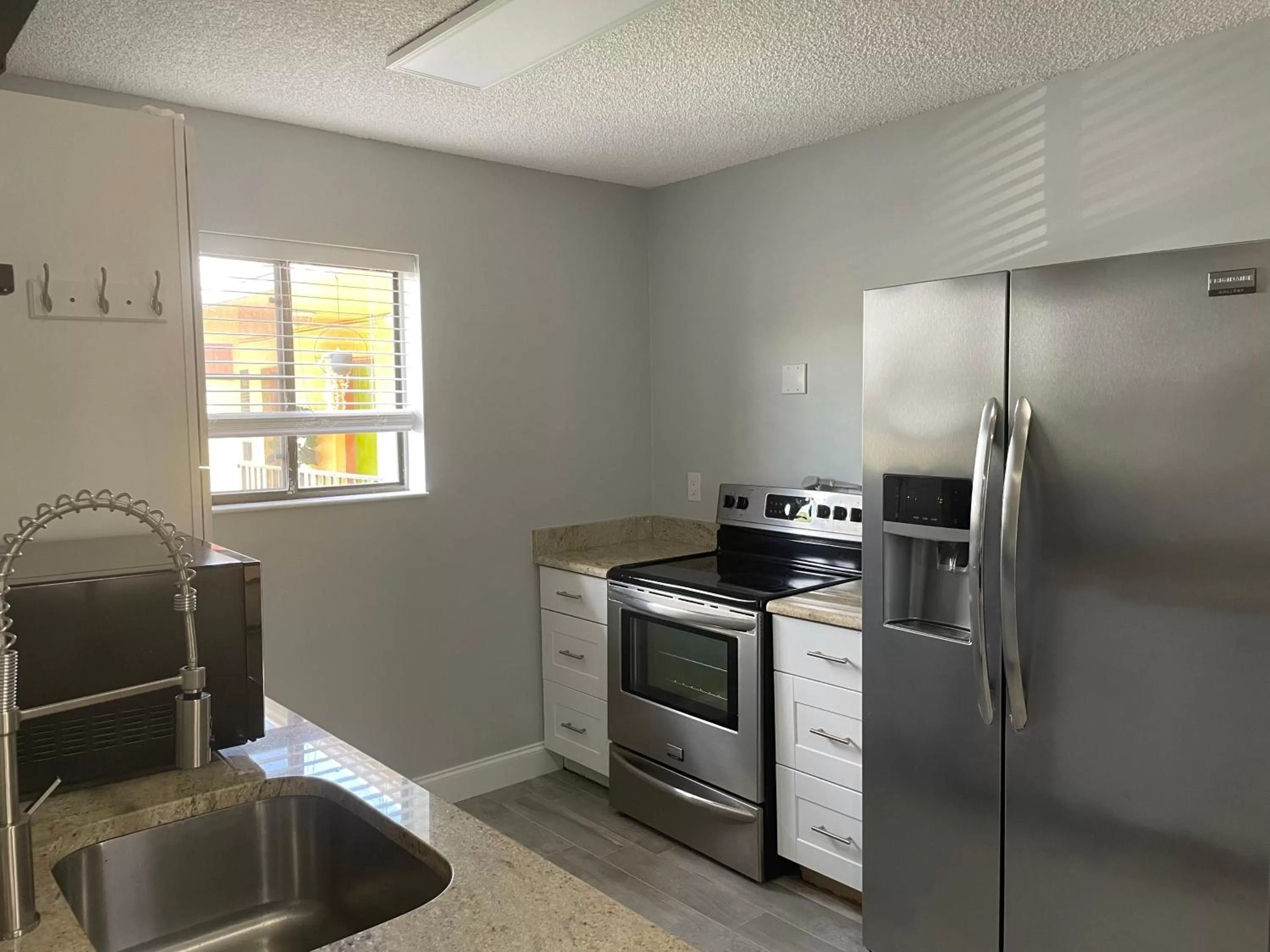 Kitchen or kitchenette in Sunny Palms Inn