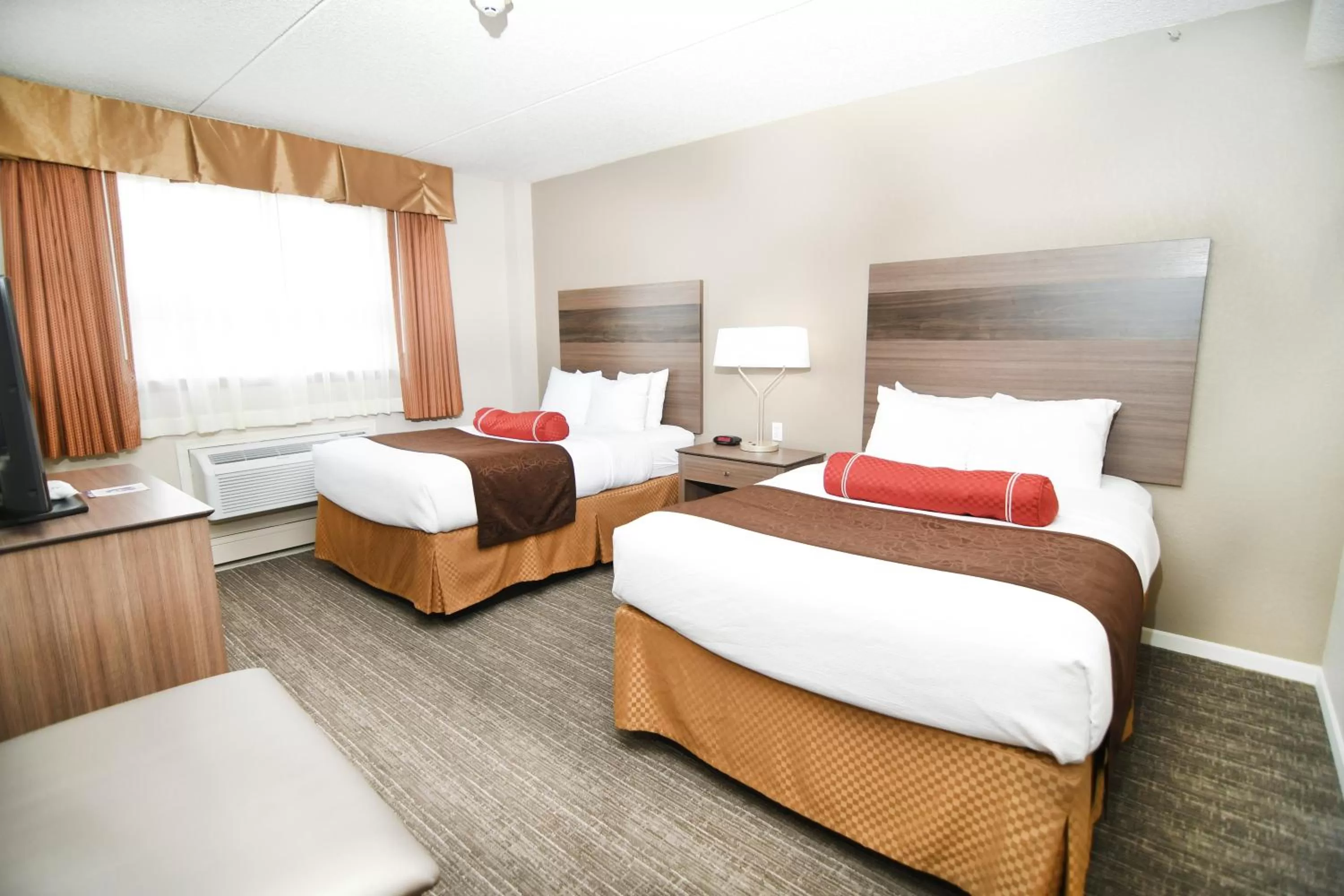 Photo of the whole room, Bed in Best Western Plus Sandusky Hotel & Suites