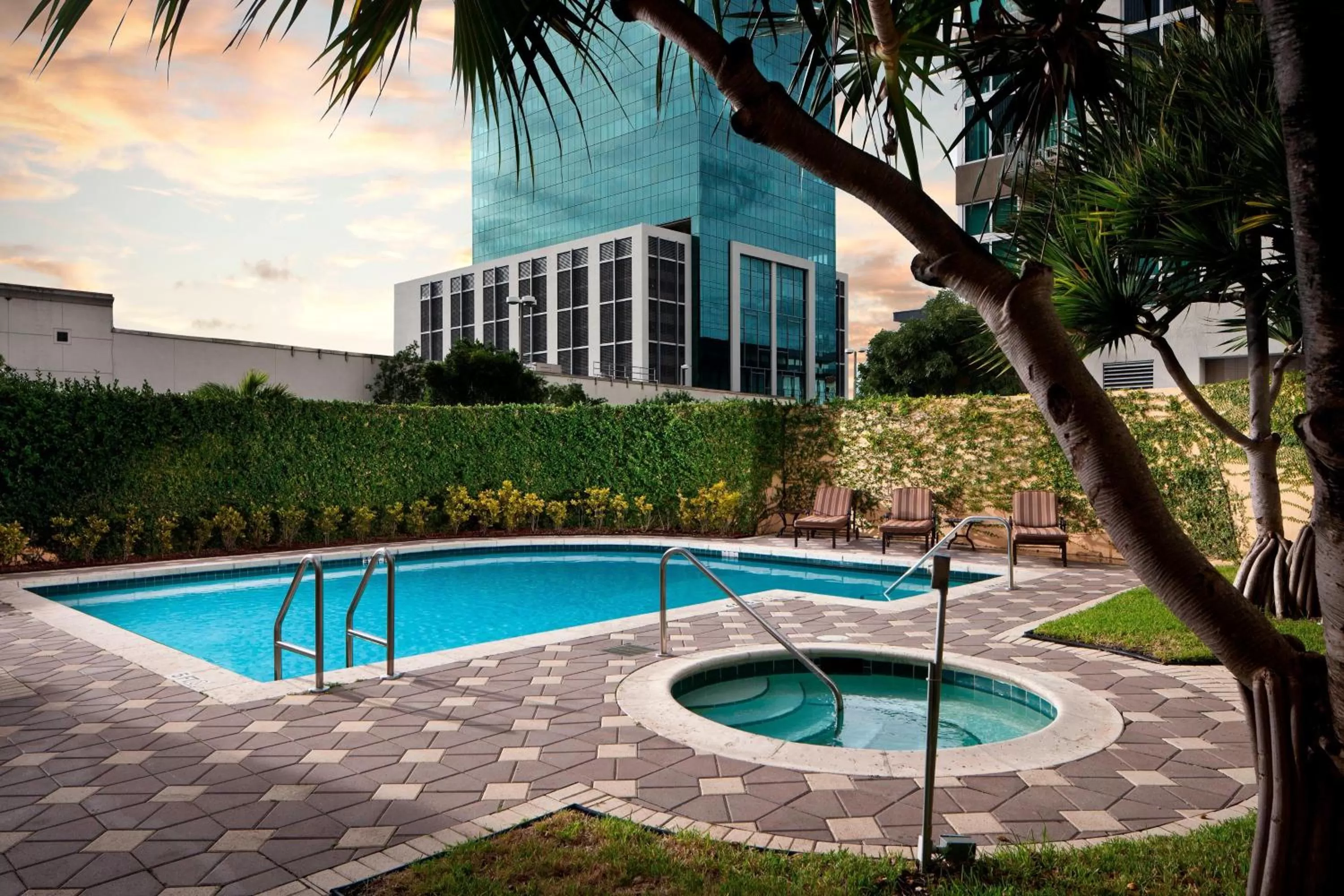 Swimming pool in Courtyard Miami Dadeland