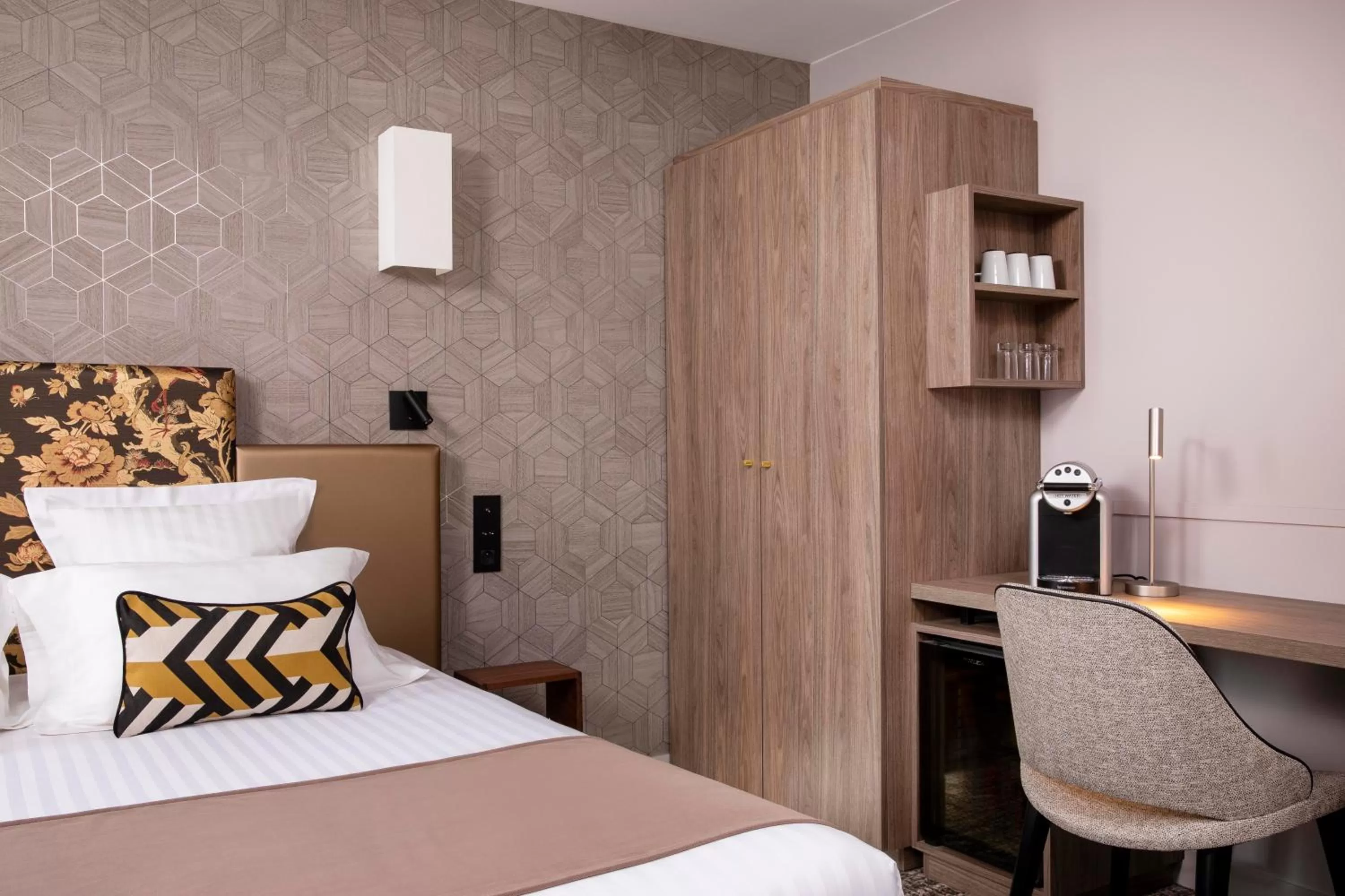 hair dresser, Bed in Daunou Opéra