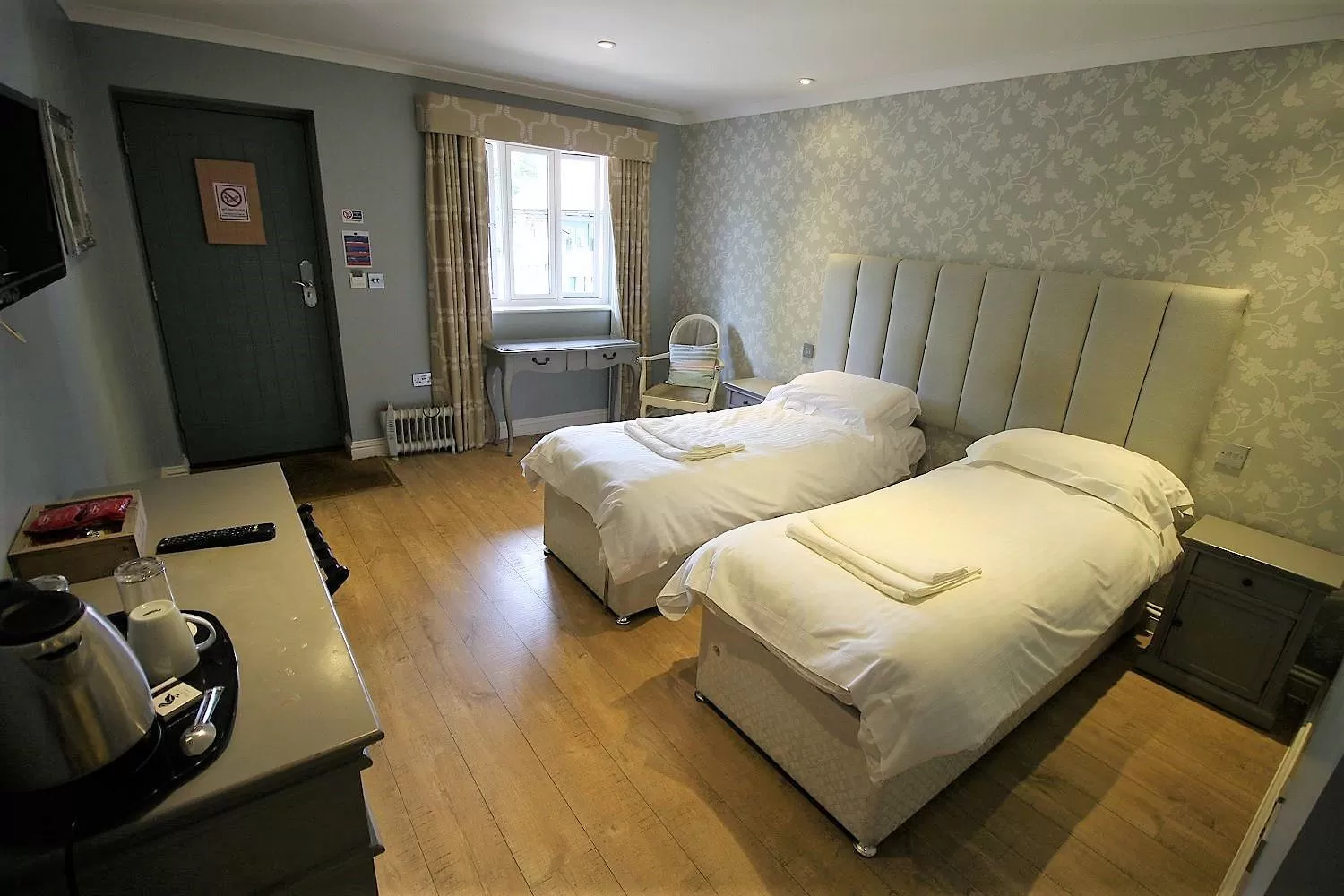 Twin Room with Shower in The Sun Inn