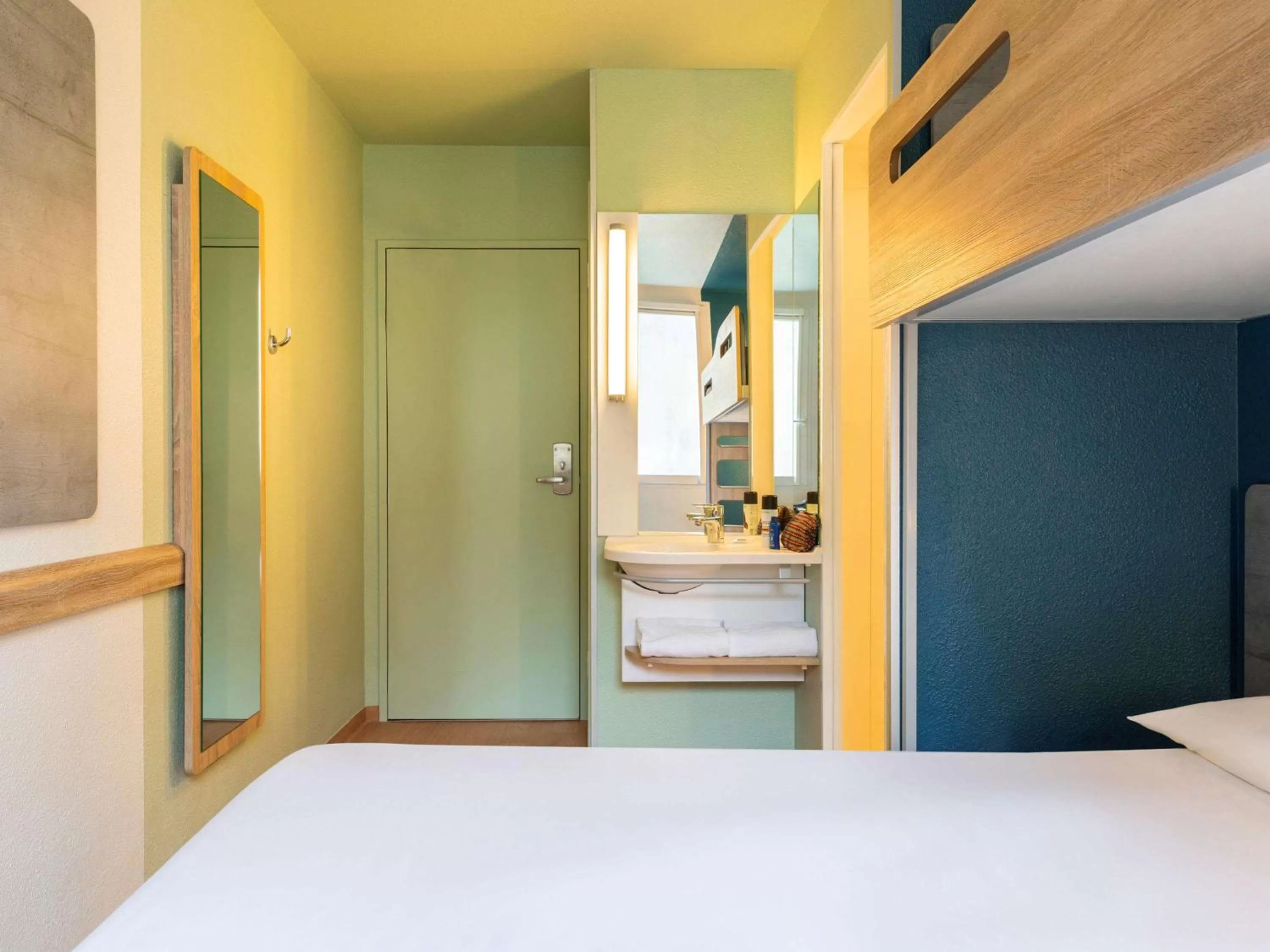 Toilet, Bed in ibis budget Bordeaux Centre - Gare Saint Jean