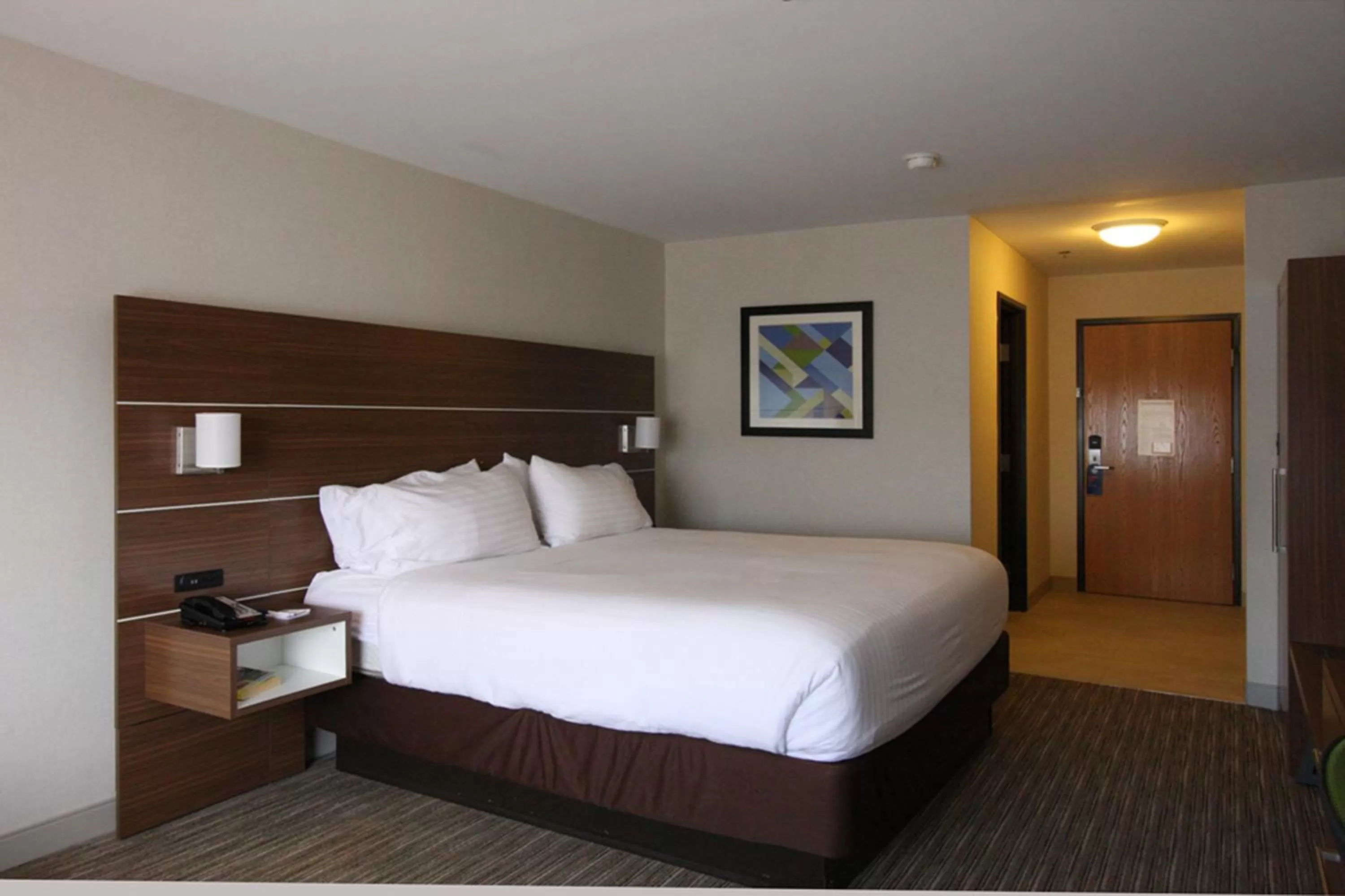 Photo of the whole room, Bed in Holiday Inn Express Branford-New Haven by IHG