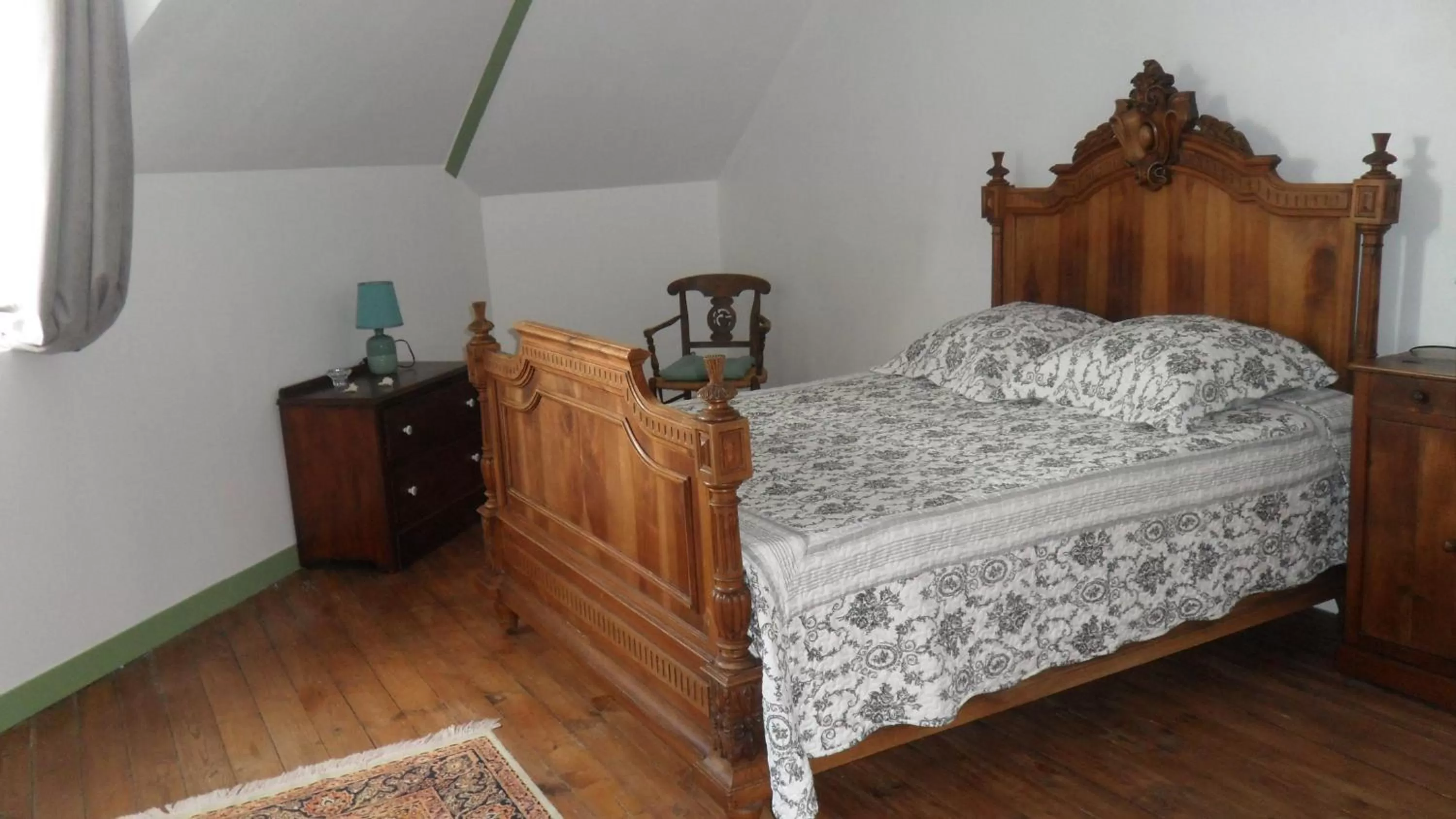 Bedroom in La chambre de la boule d 'or