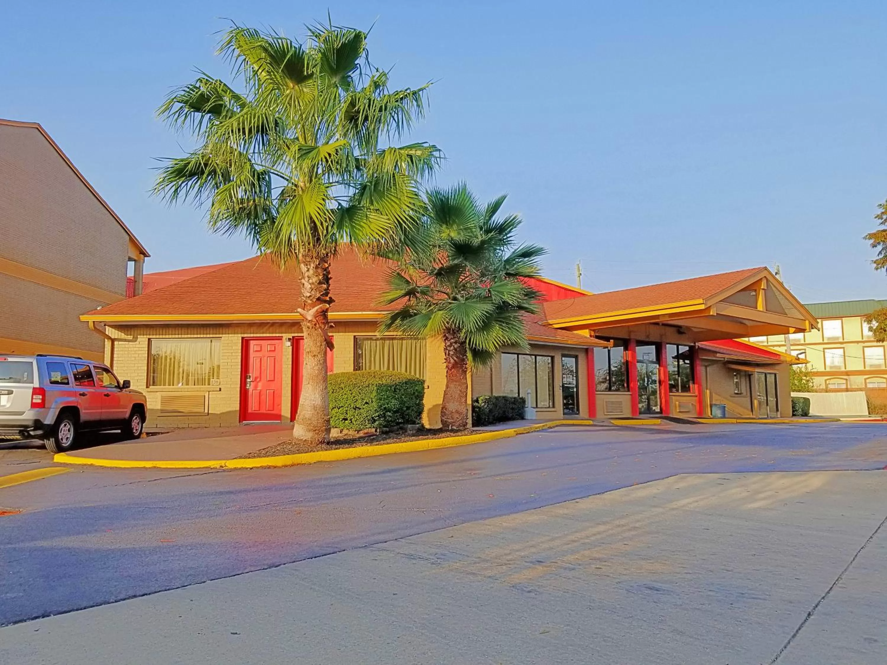 Property building in Howard Johnson by Wyndham Houston Hobby Airport