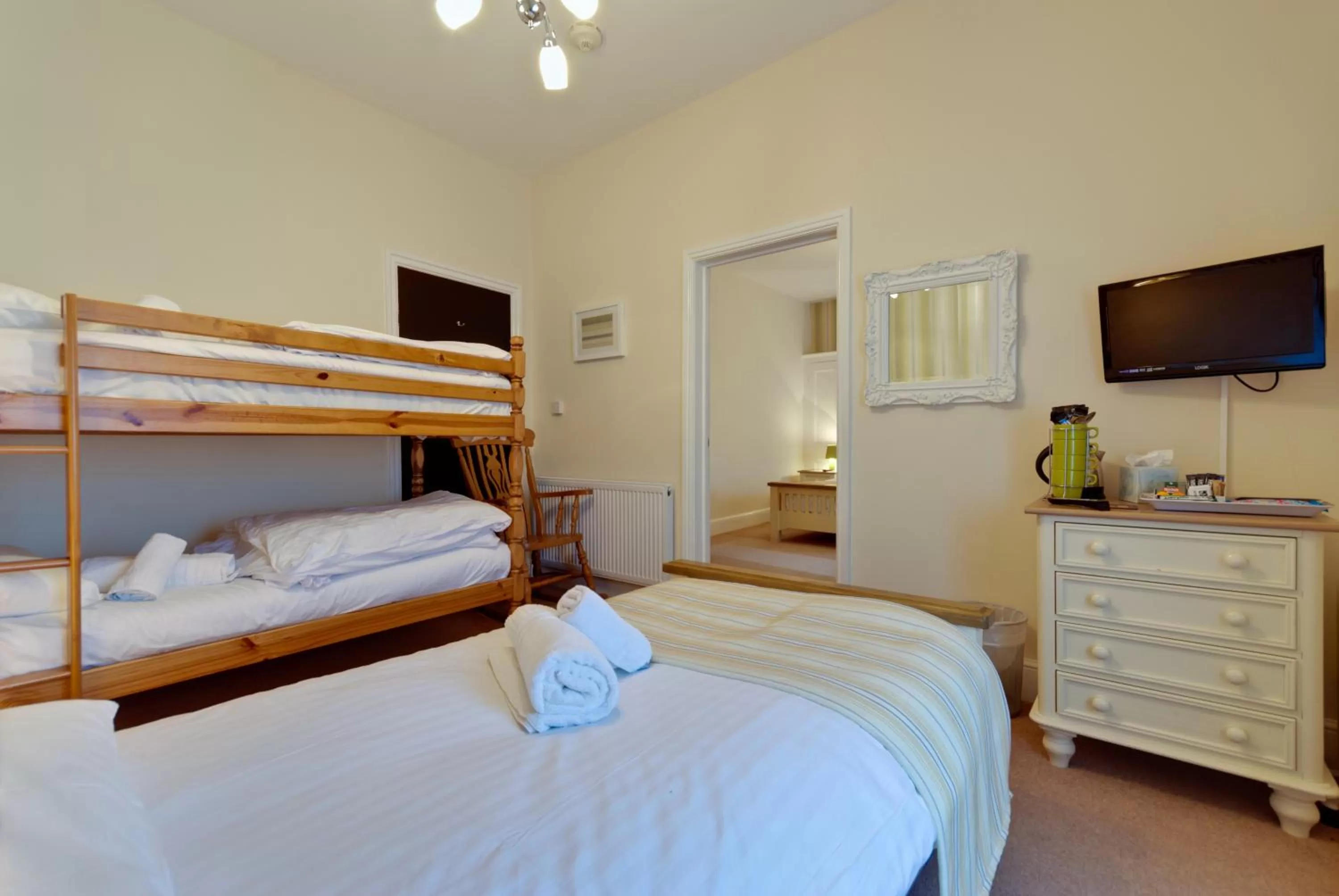 Bed in Lauriston & Lawton Court Hotel