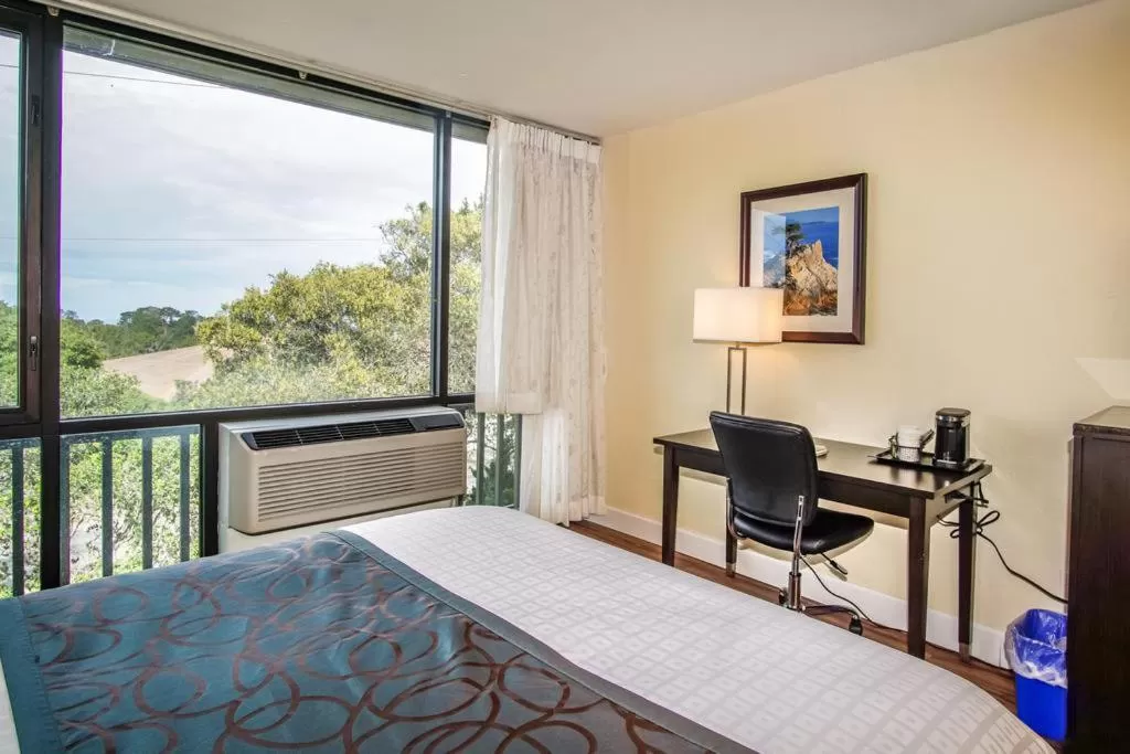 Bedroom, Bed in Red Lion Hotel Monterey