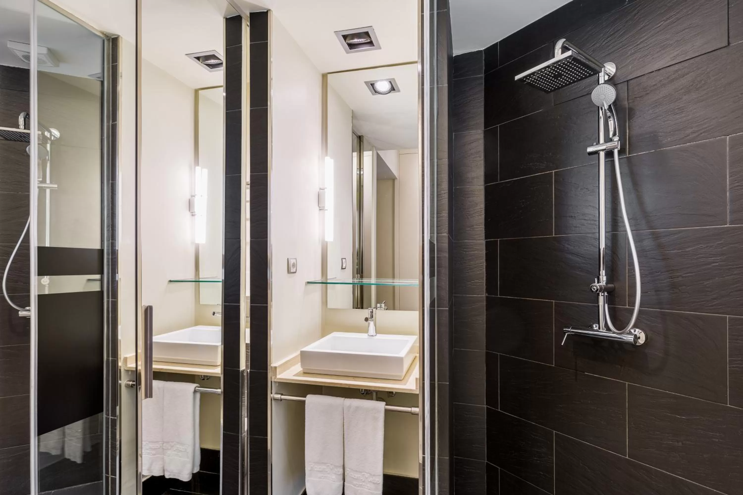 Bathroom in Room Mate Alicia, Madrid