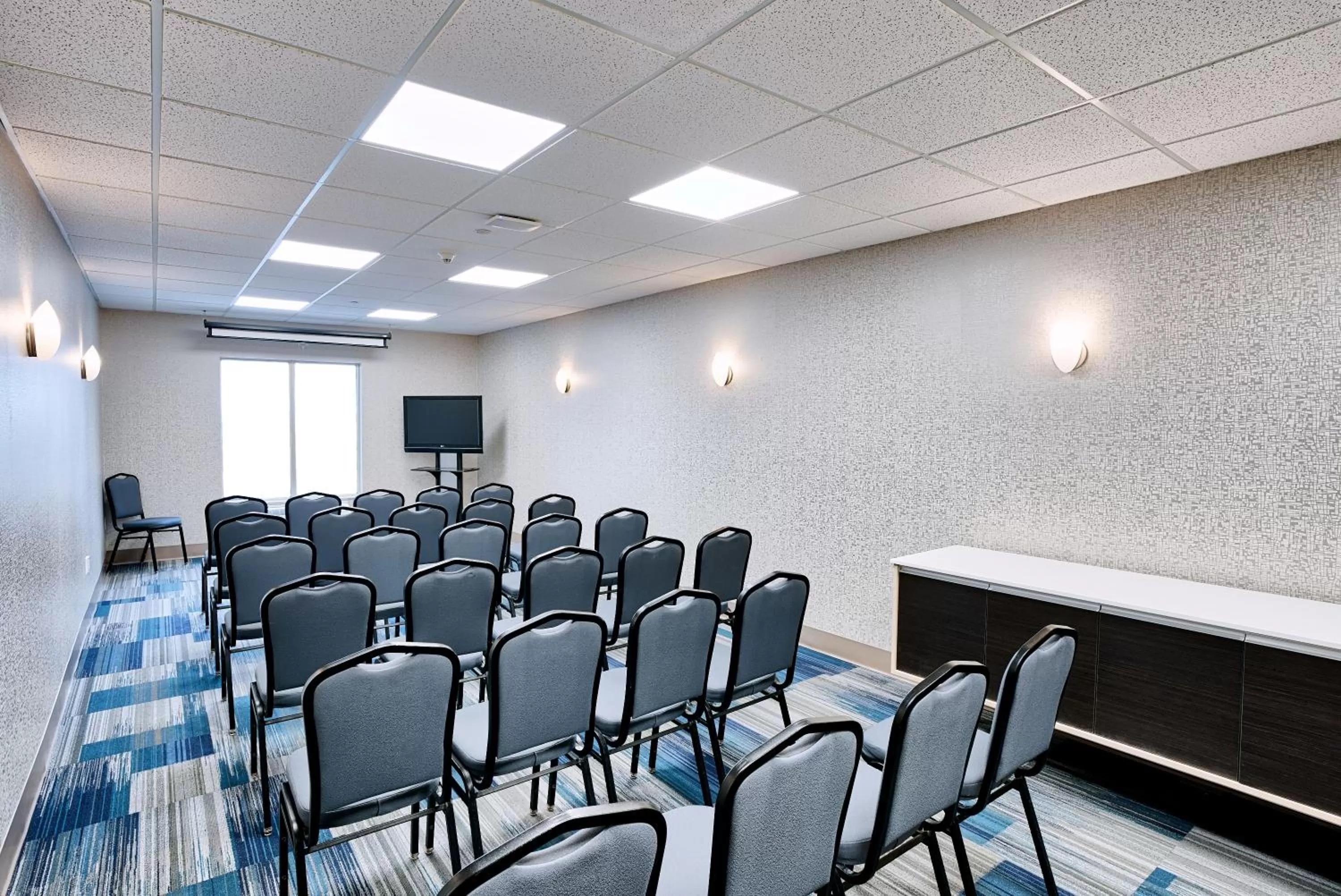 Meeting/conference room in Holiday Inn Express Hotel & Suites Dieppe Airport by IHG