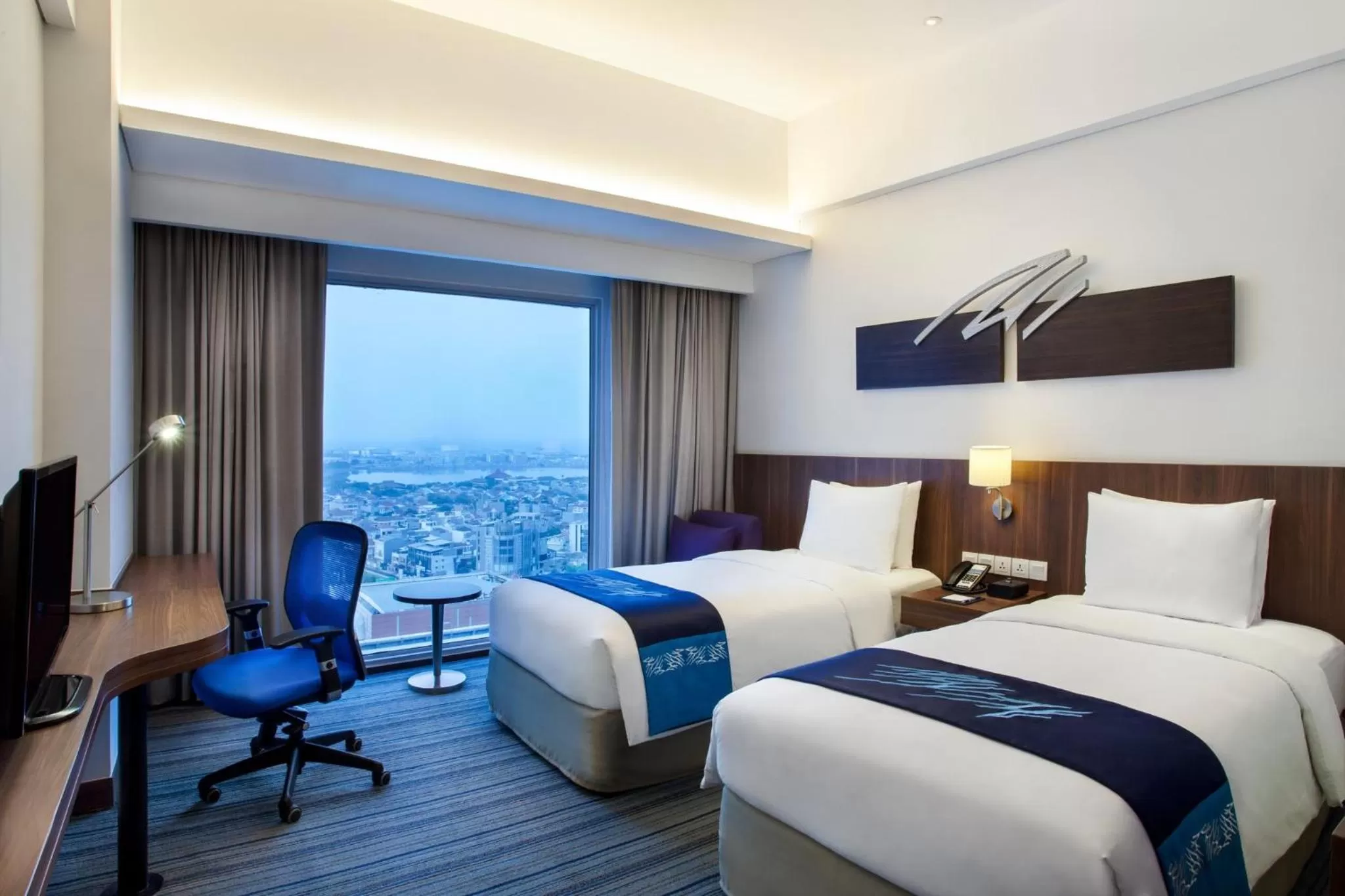 Photo of the whole room, Bed in Holiday Inn Express Jakarta Pluit Citygate by IHG