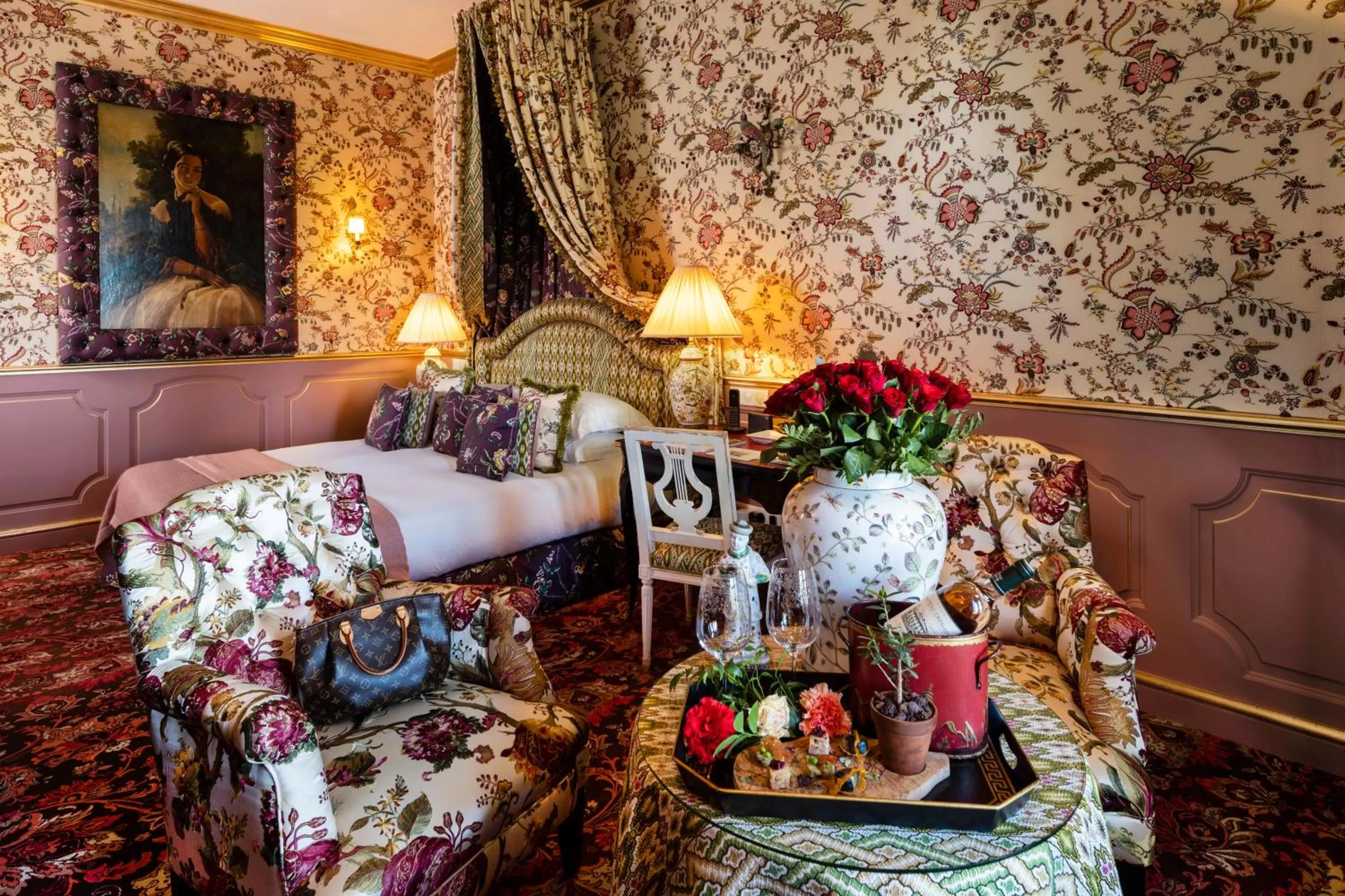 Food and drinks, Bed in Villa Gallici Hôtel & Spa