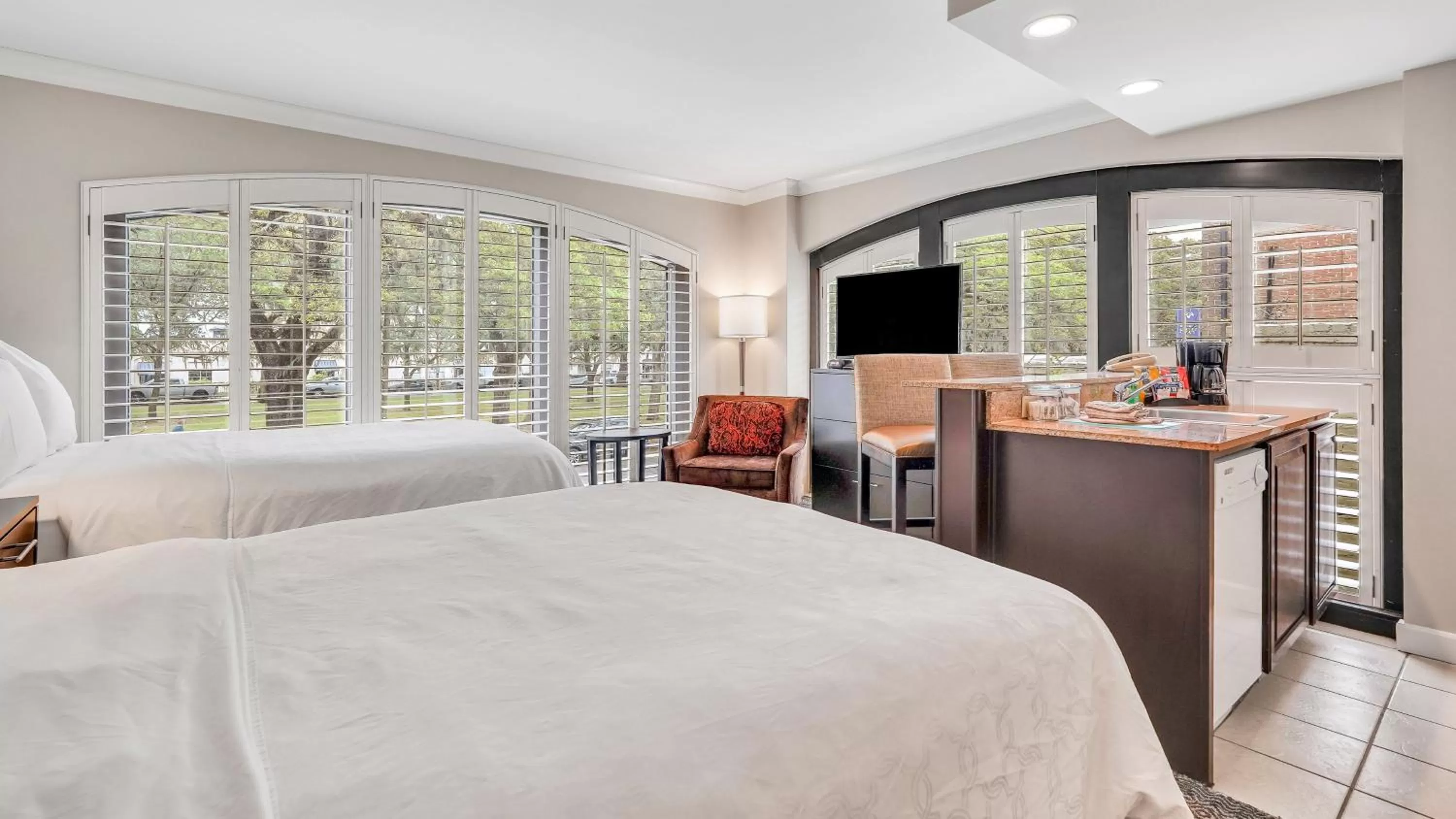 Photo of the whole room, Bed in Staybridge Suites Savannah Historic District by IHG